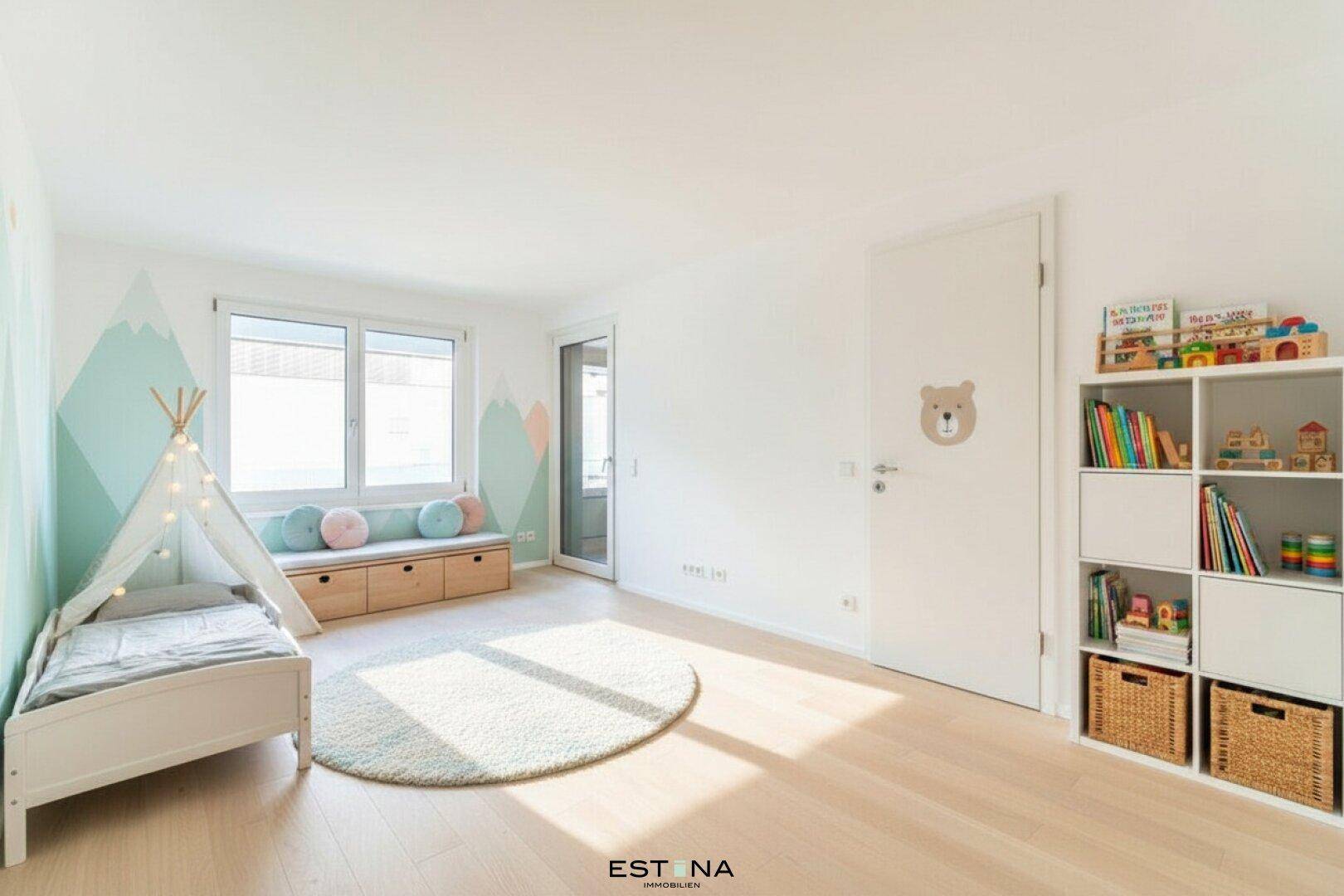 Helles Kinderzimmer mit Holzboden, Spielbereich und Fensterbank als Sitzgelegenheit.
