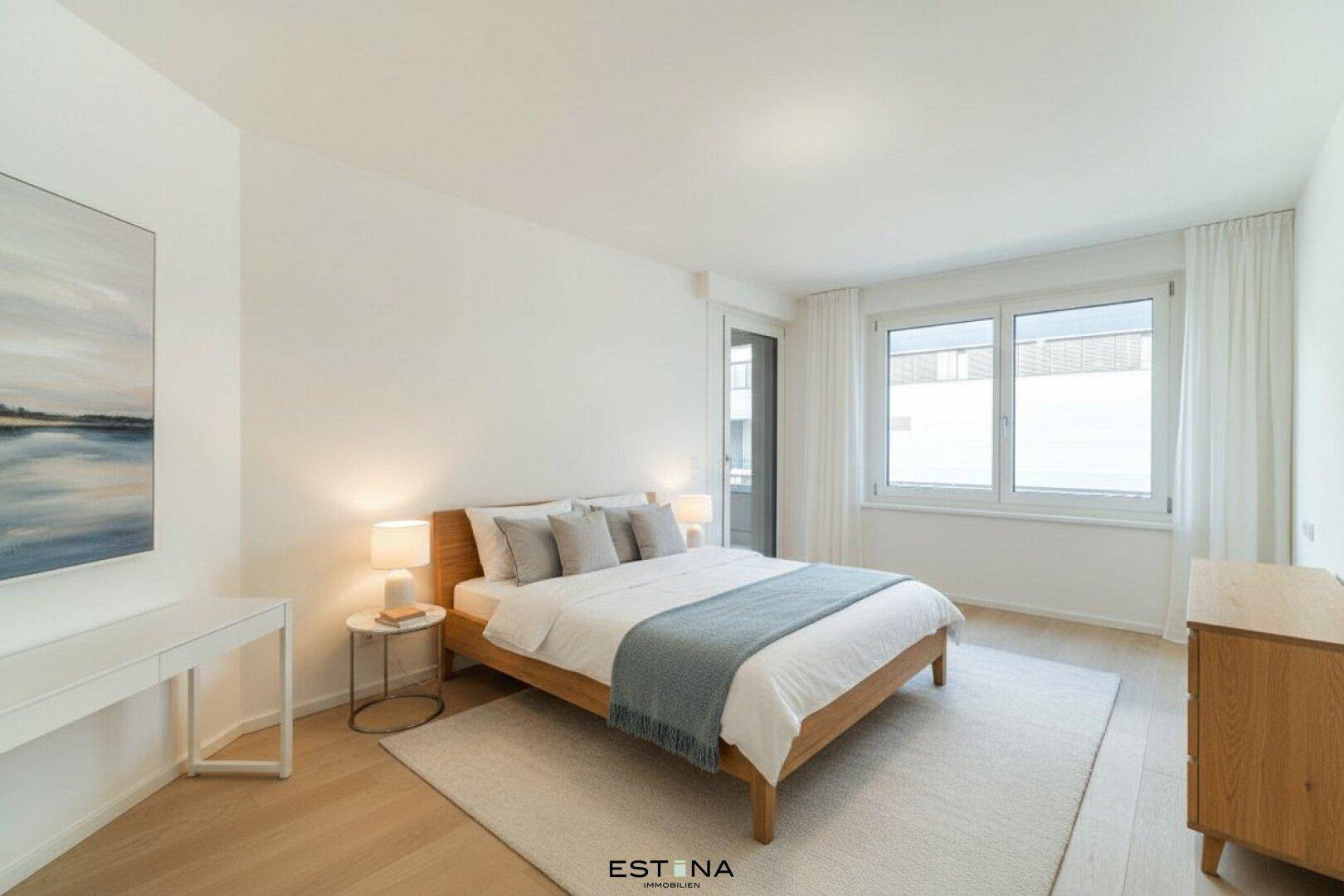Modernes Schlafzimmer mit Holzboden, großem Bett und viel natürlichem Lichteinfall.