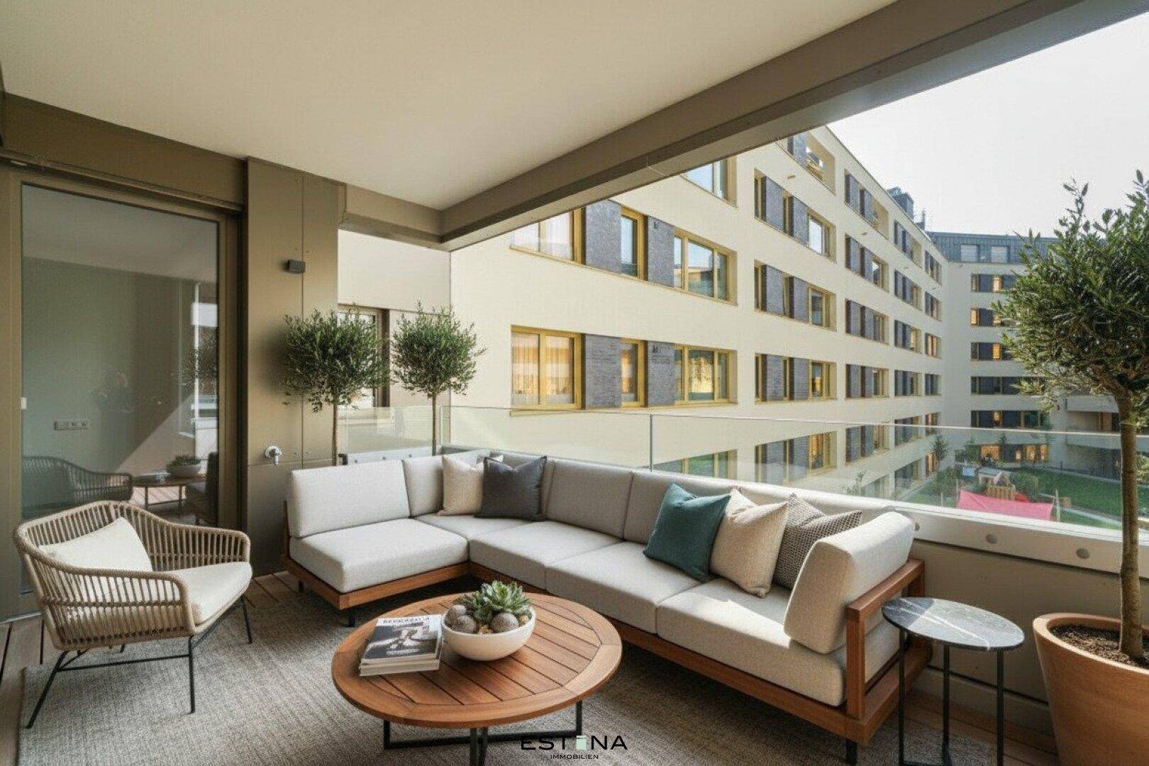 Großer, möblierter Balkon mit bequemen Sitzgelegenheiten und Blick auf die umliegenden Gebäude.