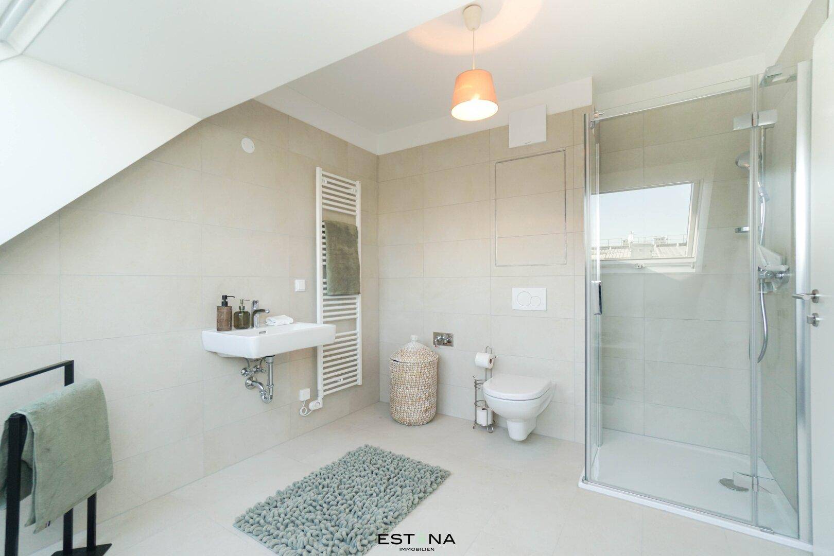 Modernes Badezimmer mit Dusche, Waschbecken, WC und beheiztem Handtuchhalter.