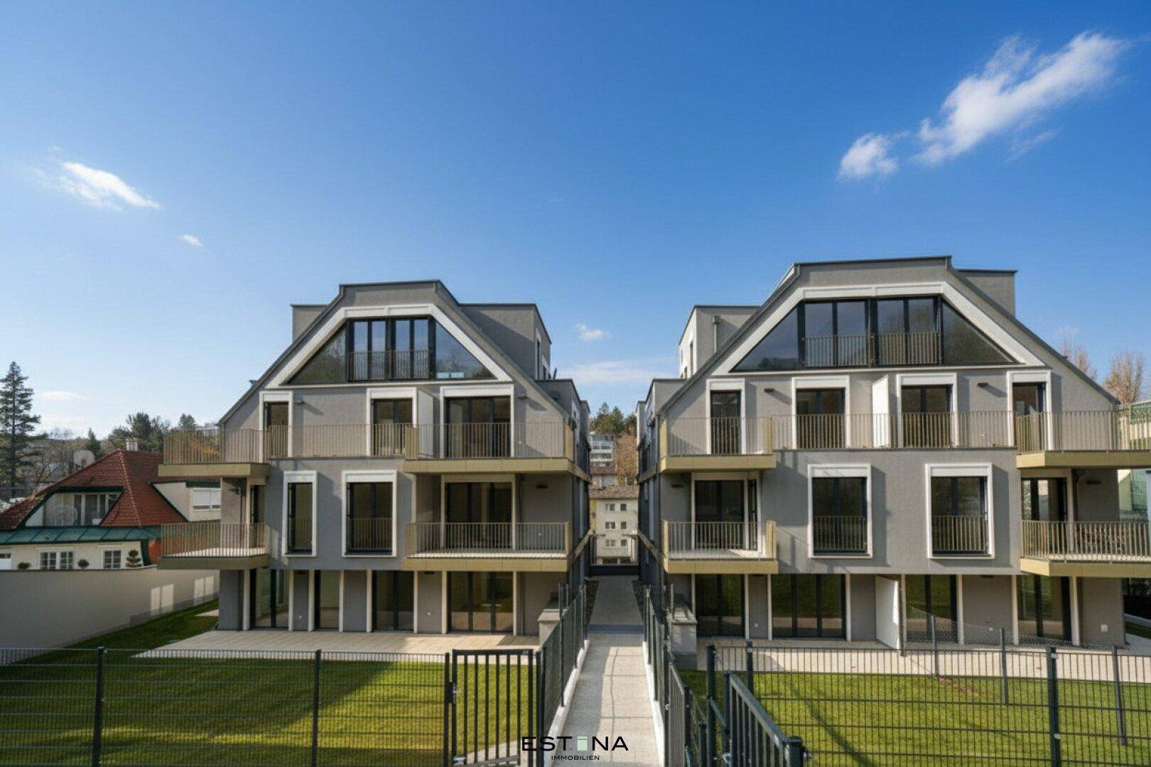Moderne Wohngebäude mit ansprechender Architektur, Balkonen und gepflegten Grünflächen.