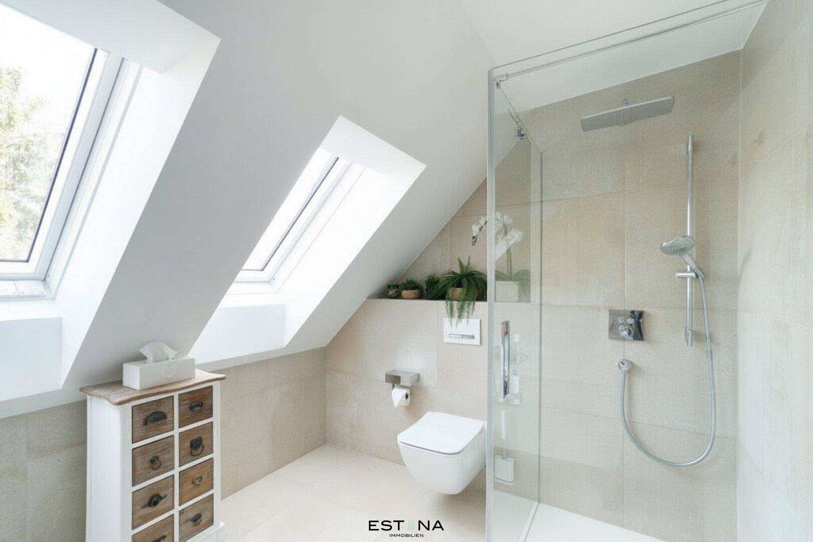 Modernes Dachgeschossbad mit begehbarer Dusche, Wand-WC und Dachfenstern für viel Licht.