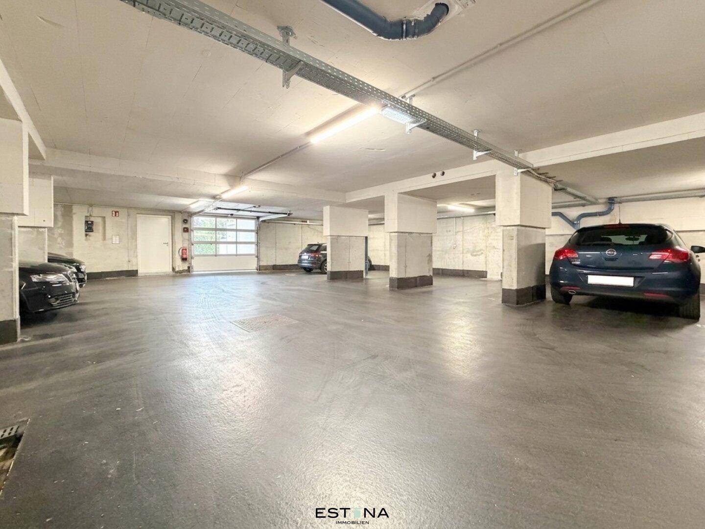 Geräumige Tiefgarage mit mehreren Stellplätzen und guter Beleuchtung.