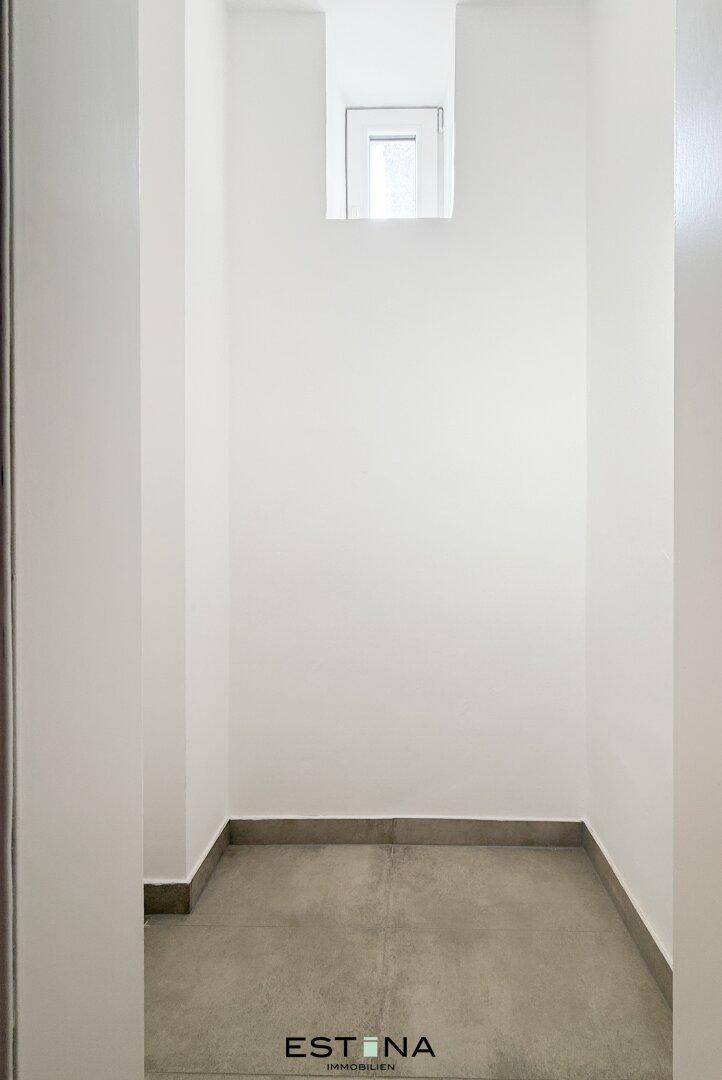 Kleiner, leerer Raum mit Fliesenboden, ideal als Abstellraum oder begehbarer Kleiderschrank nutzbar.