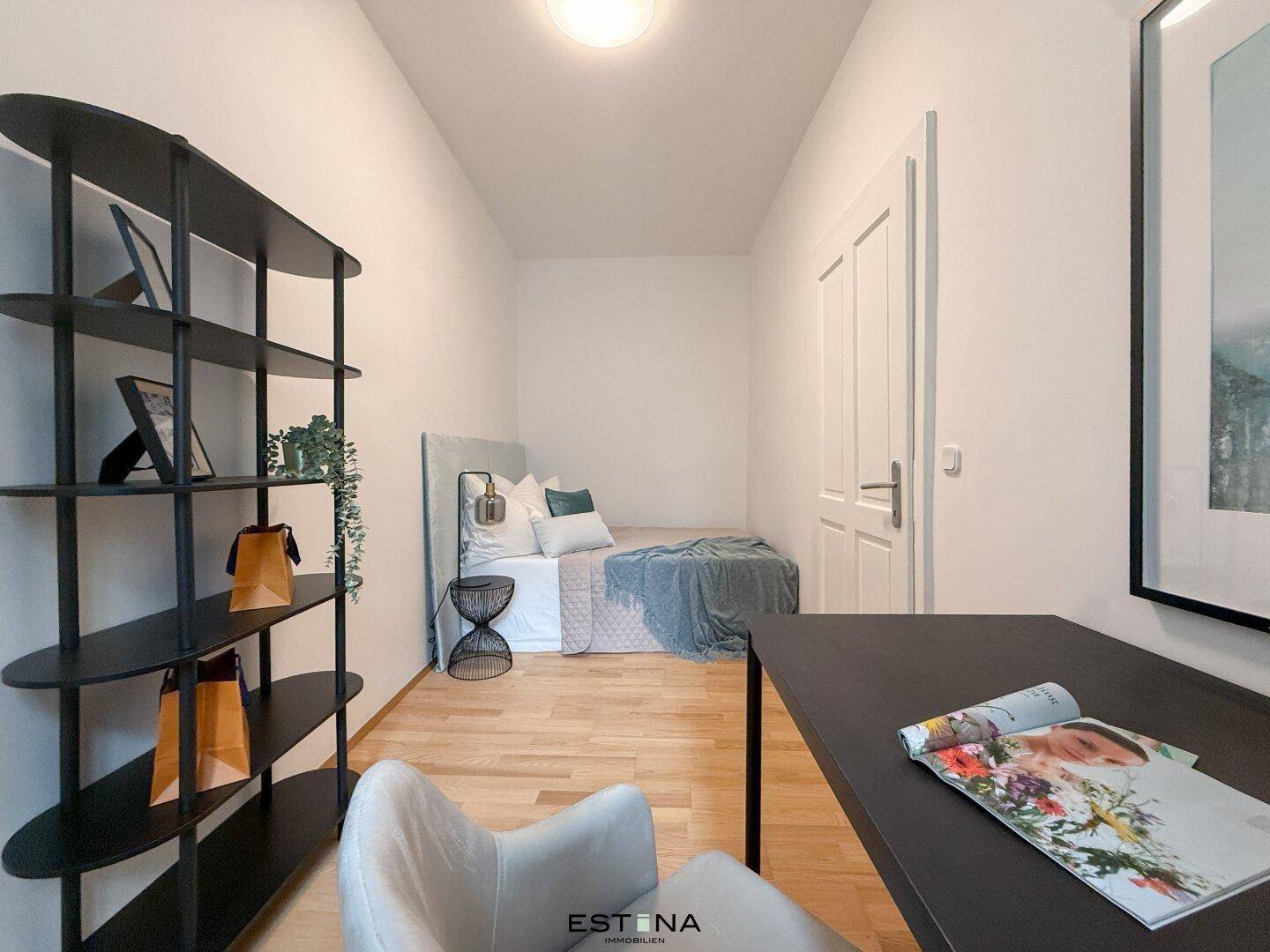 Gemütliches Schlafzimmer mit Einzelbett, Schreibtisch und Regal, bietet eine ruhige Rückzugsmöglichkeit.