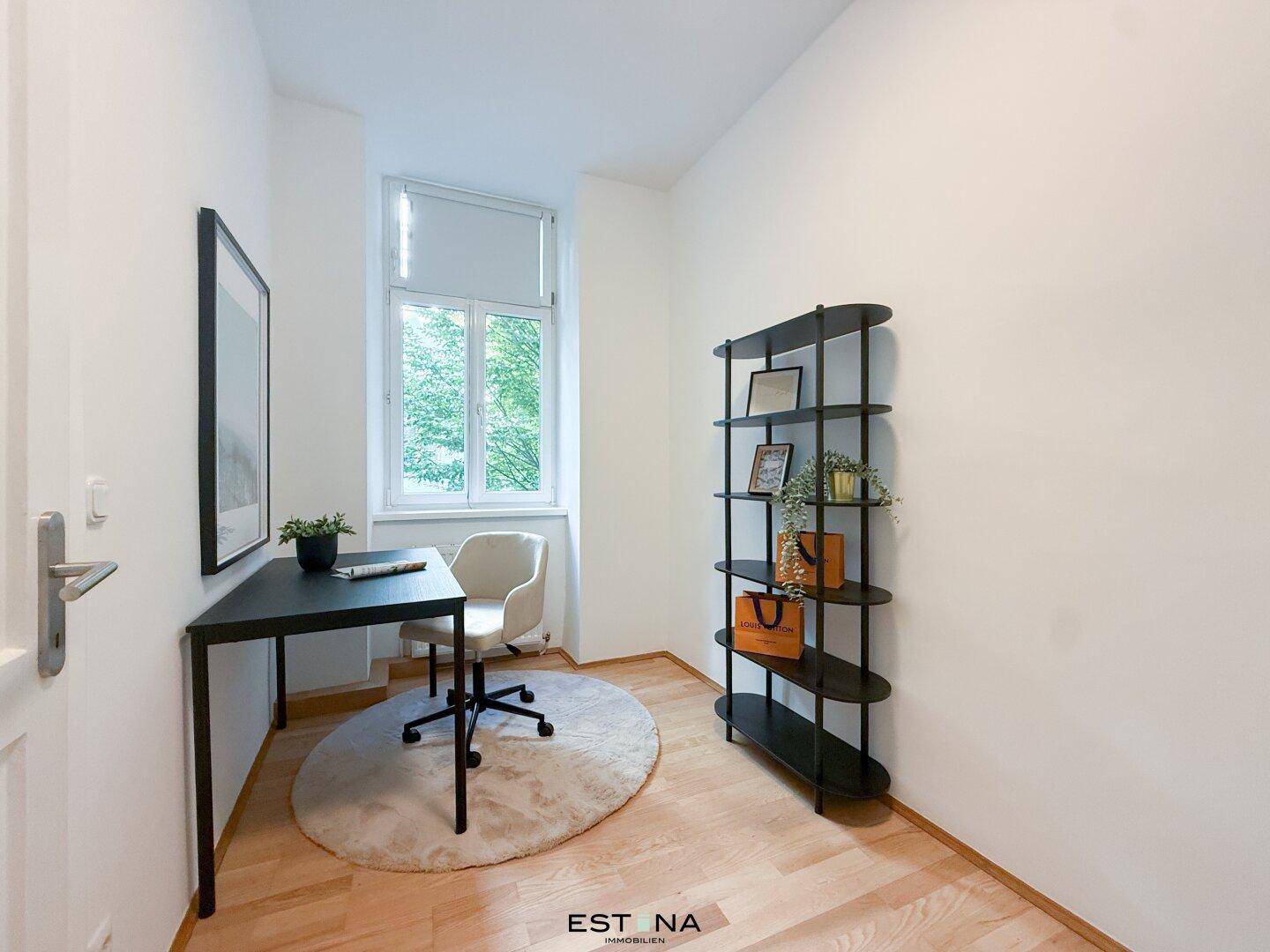 Helles Arbeitszimmer mit Schreibtisch, Stuhl und Regal, ideal für konzentriertes Arbeiten oder als Gästezimmer.