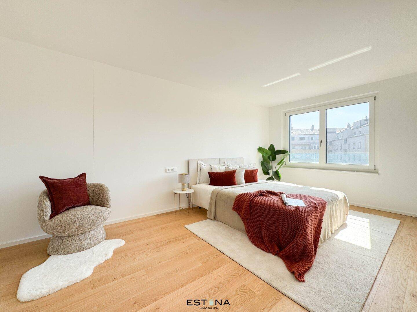 Modernes Schlafzimmer mit großem Bett, Parkettboden und Fenster für viel Tageslicht.