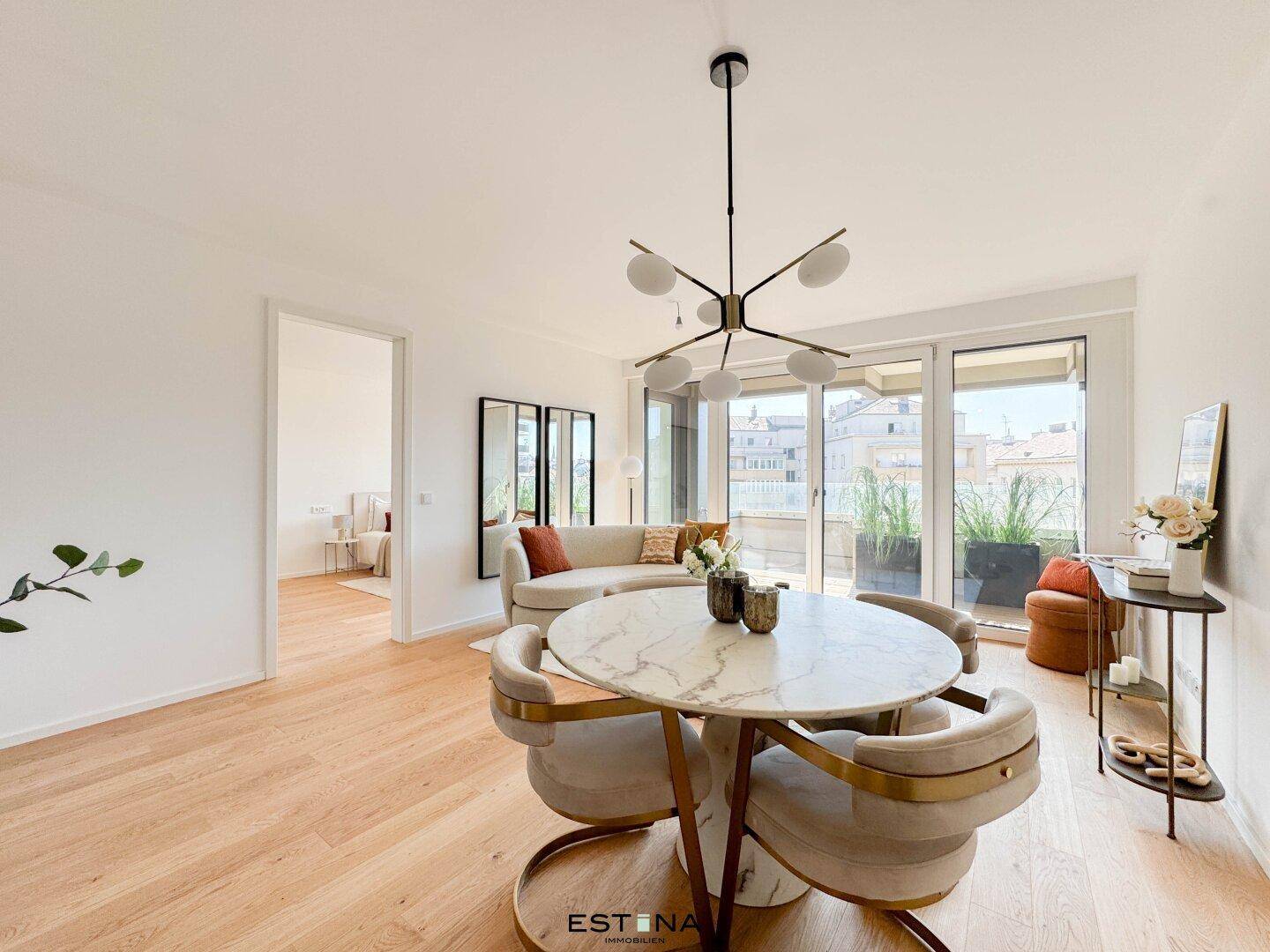 Lichtdurchfluteter Wohn-Essbereich mit elegantem Esstisch, Parkettboden und Zugang zum Balkon.