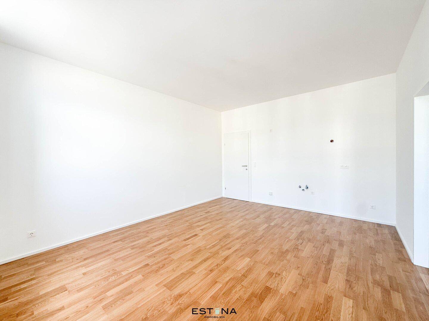 Geräumiges, helles Zimmer mit Parkettboden und weißen Wänden, ideal für vielfältige Nutzung.