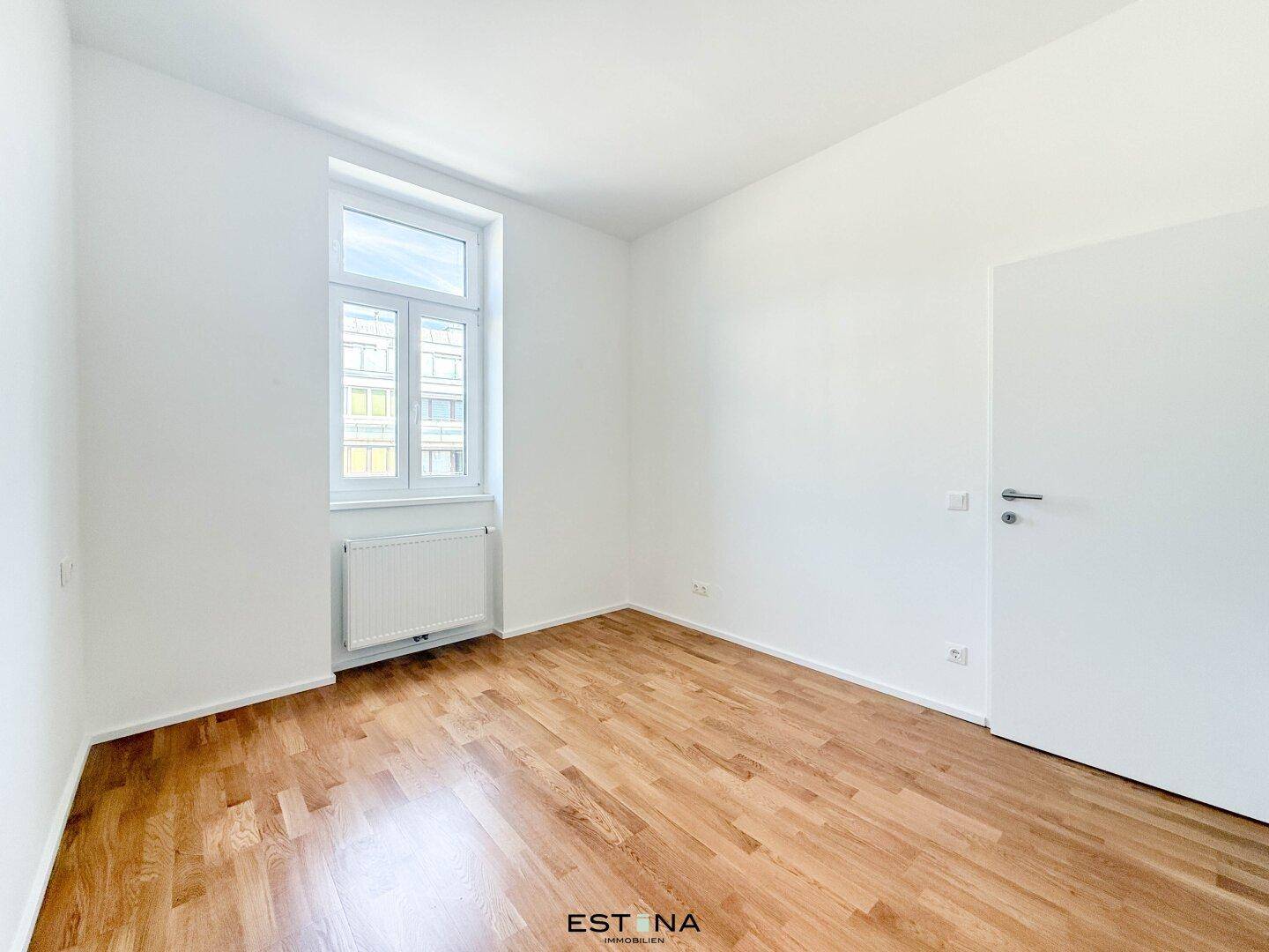 Gemütliches Zimmer mit Parkettboden und einem Fenster, perfekt als Schlaf- oder Arbeitszimmer.