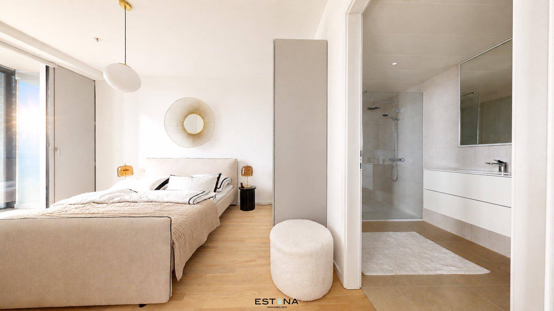 Modernes Schlafzimmer mit direktem Zugang zu einem eleganten Badezimmer mit begehbarer Dusche.