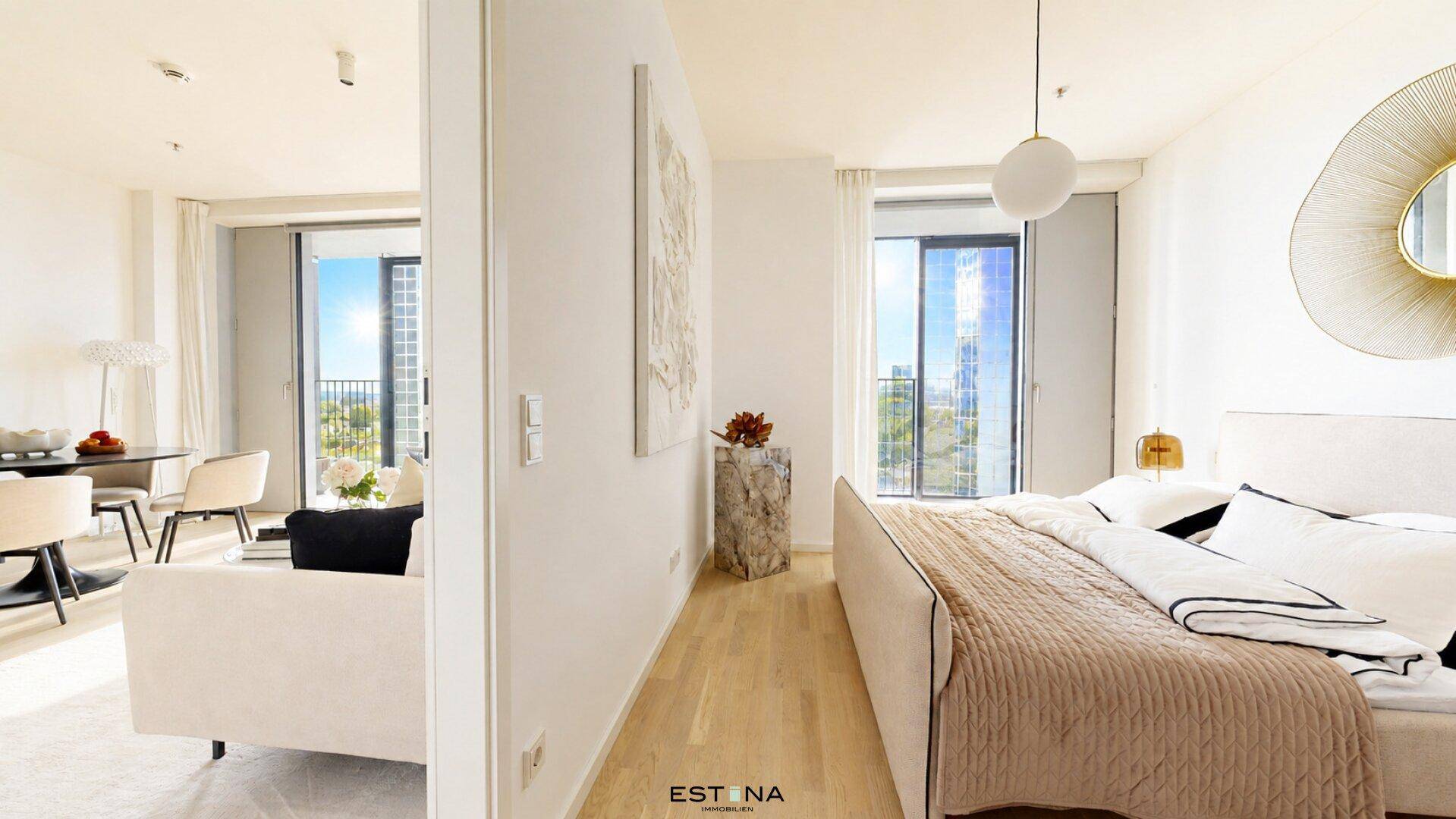 Helles Schlafzimmer mit Holzboden und offenem Übergang zum Wohnbereich, mit Stadtblick.