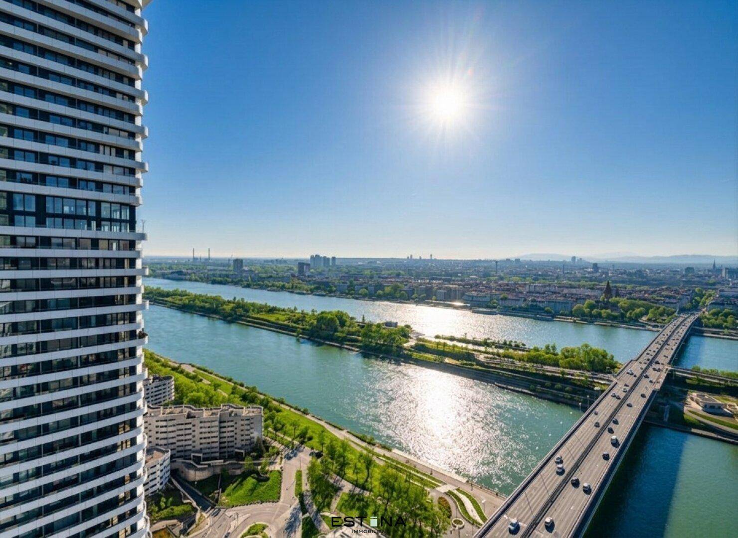Panoramablick aus der Höhe über die Stadt, die Donau und die umliegende Landschaft an einem sonnigen Tag.