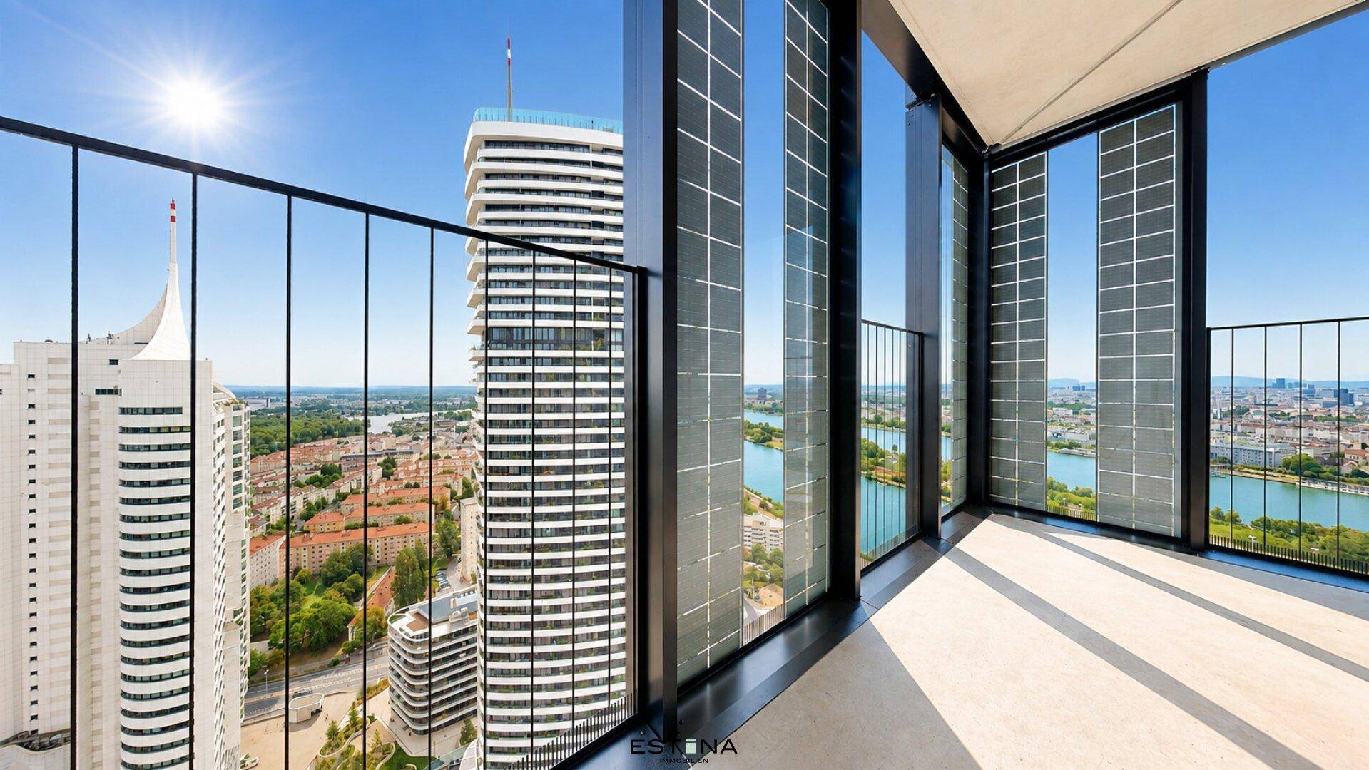 Geräumige Loggia mit Panoramablick über die Stadt und den Fluss, perfekt für sonnige Tage.