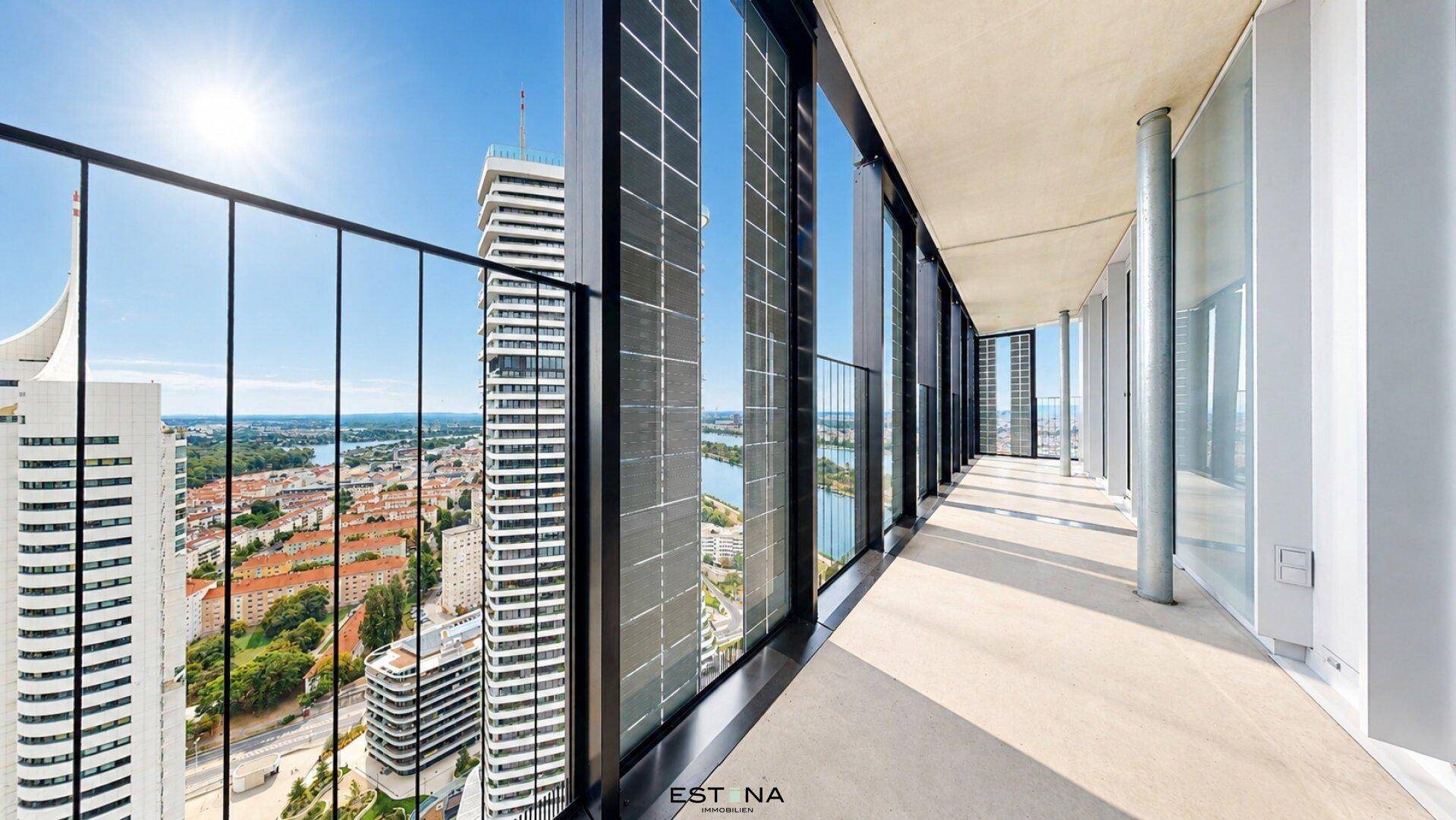 Sonniger Balkon mit weitem Blick über die Stadt und den Fluss.