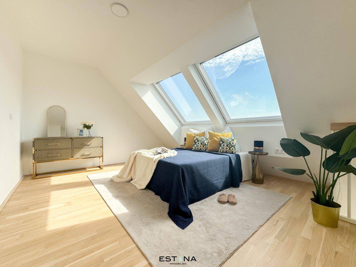 Geräumiges Schlafzimmer mit viel Tageslicht, Holzboden und moderner Einrichtung.