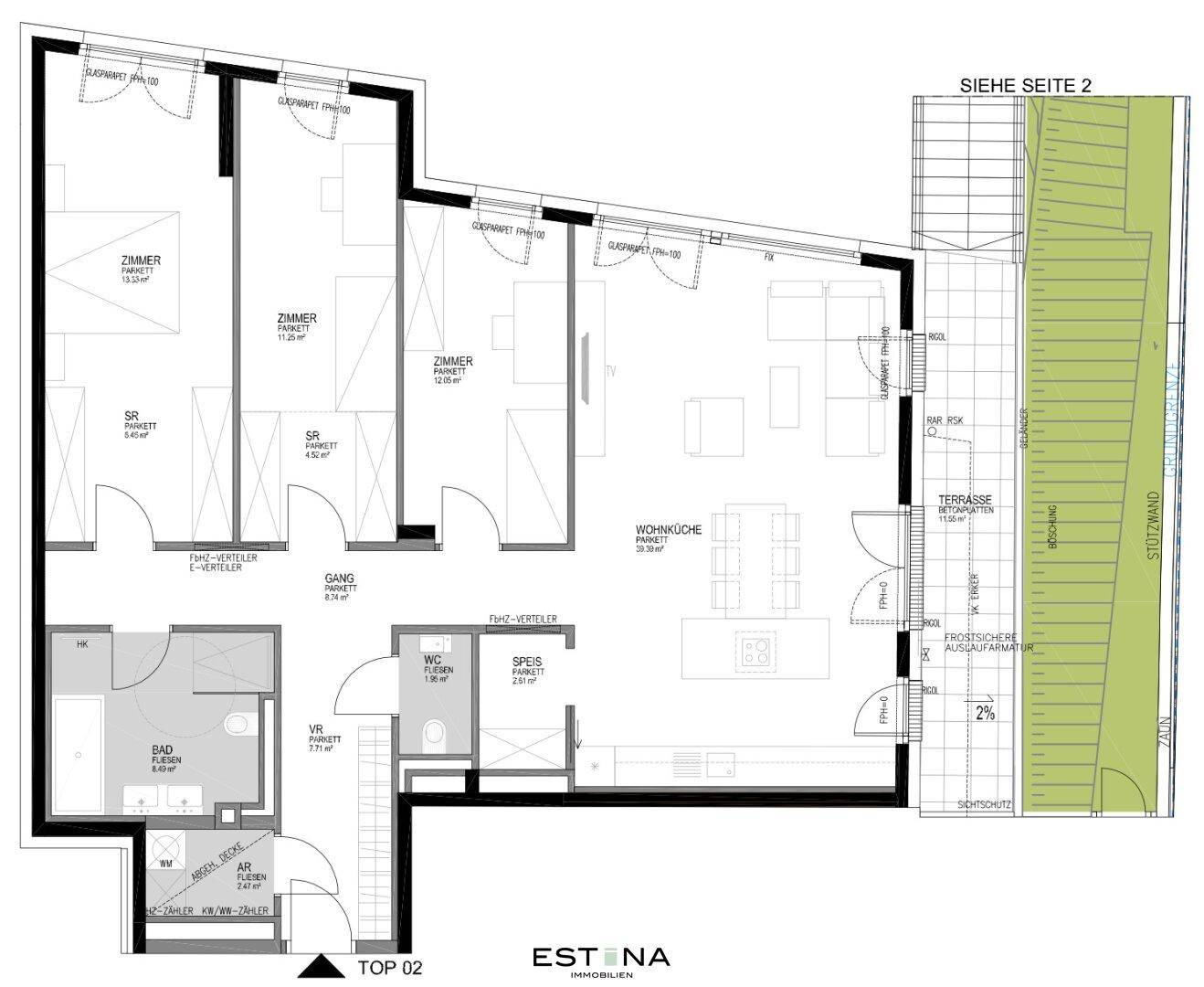 Ausführlicher Grundriss der Erdgeschosswohnung mit Wohnküche, drei Schlafzimmern und zwei Bädern.
