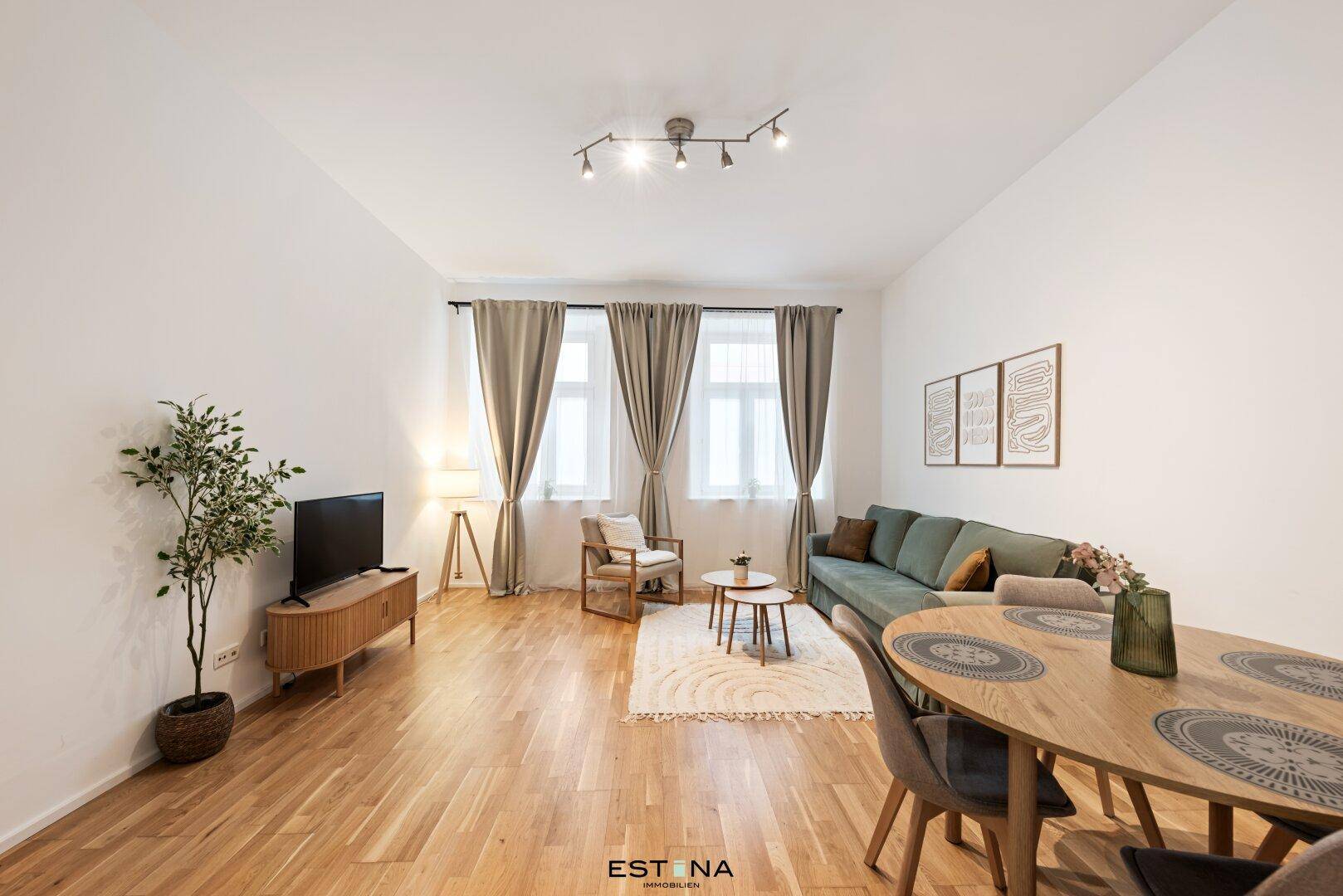 Helles Studio-Apartment mit Parkettboden, Essbereich und Schlafgelegenheit in modernem Stil.