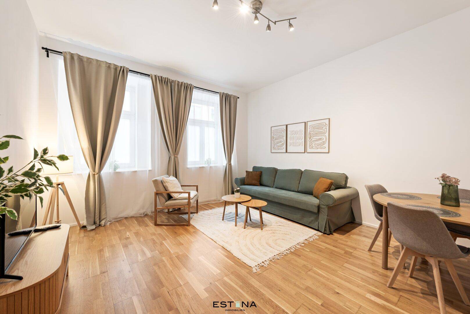 Gemütlicher Wohnbereich mit Sofa, Couchtischen und Essplatz, ideal für entspannte Stunden.