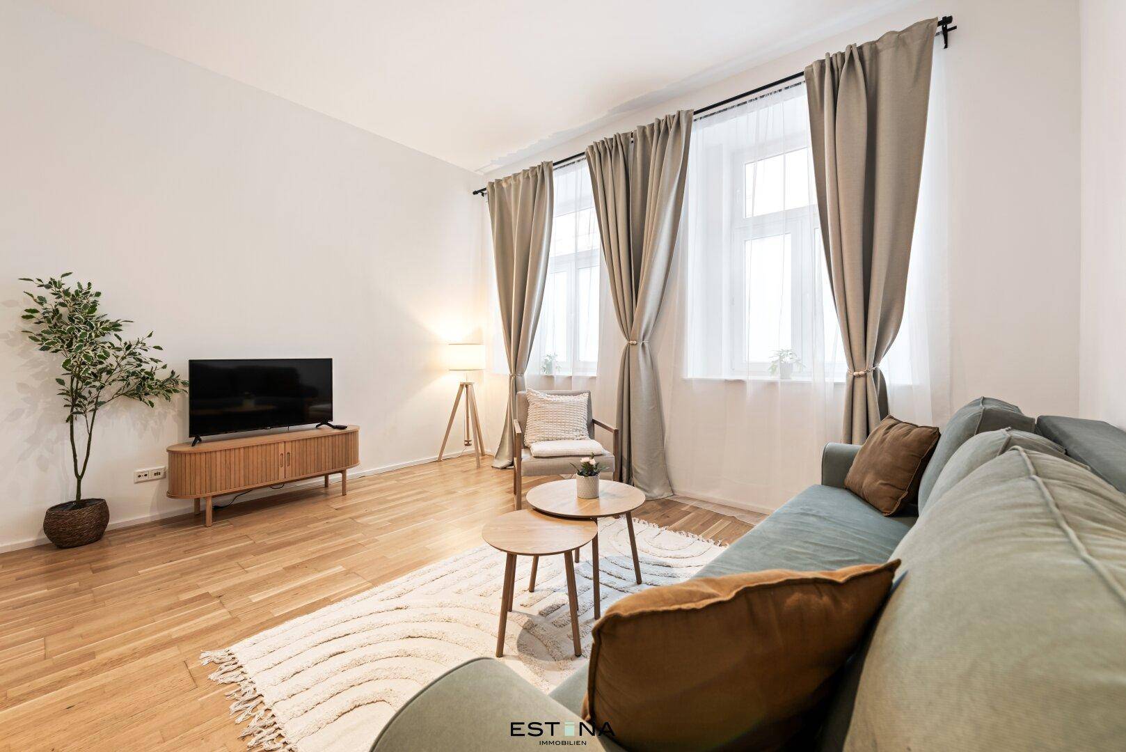 Helles Studio-Apartment mit Parkettboden, Essbereich und Schlafgelegenheit in modernem Stil.