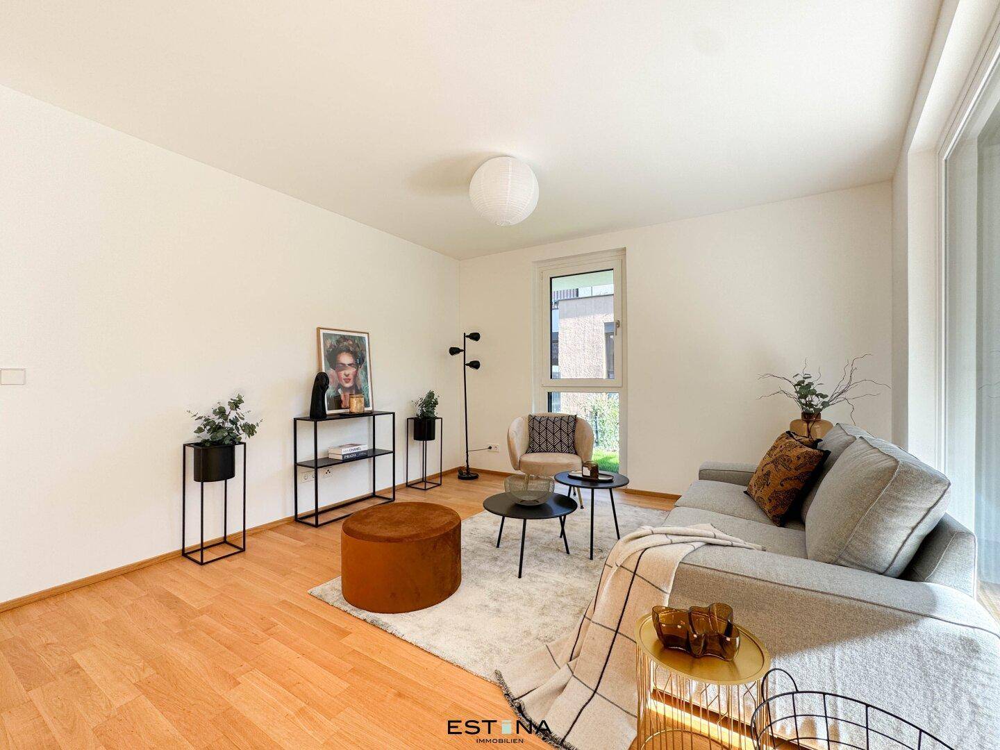 Gemütlicher Wohnbereich mit hellem Sofa, modernem Sessel und stilvoller Dekoration, lichtdurchflutet.