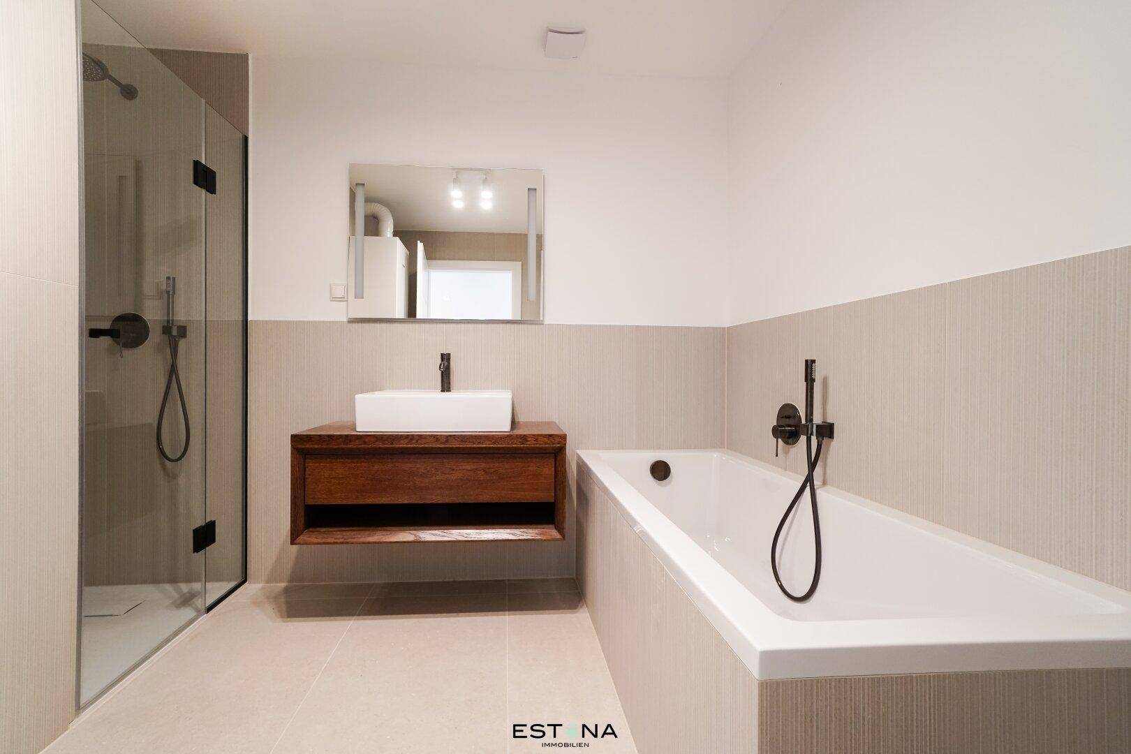Modernes Badezimmer mit begehbarer Dusche, Badewanne und schwebendem Waschtisch.