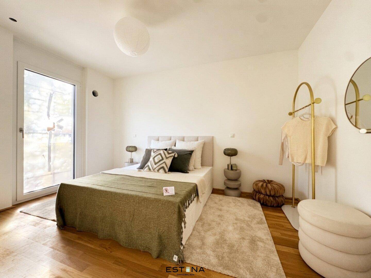 Modernes Schlafzimmer mit Holzboden, Tageslicht und stilvollen Akzenten.