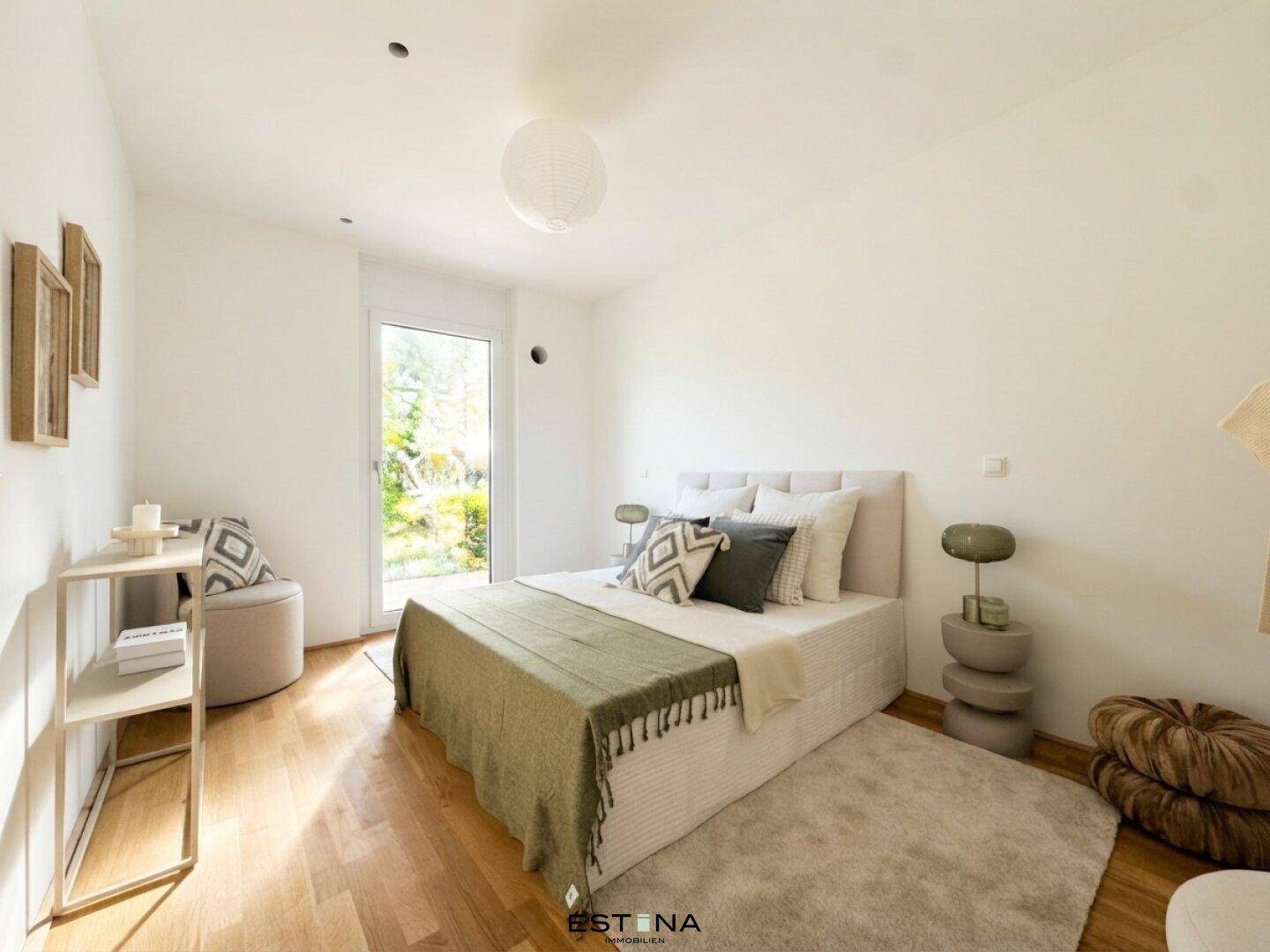 Helles Schlafzimmer mit Holzboden, großem Fenster und modernem Bett.