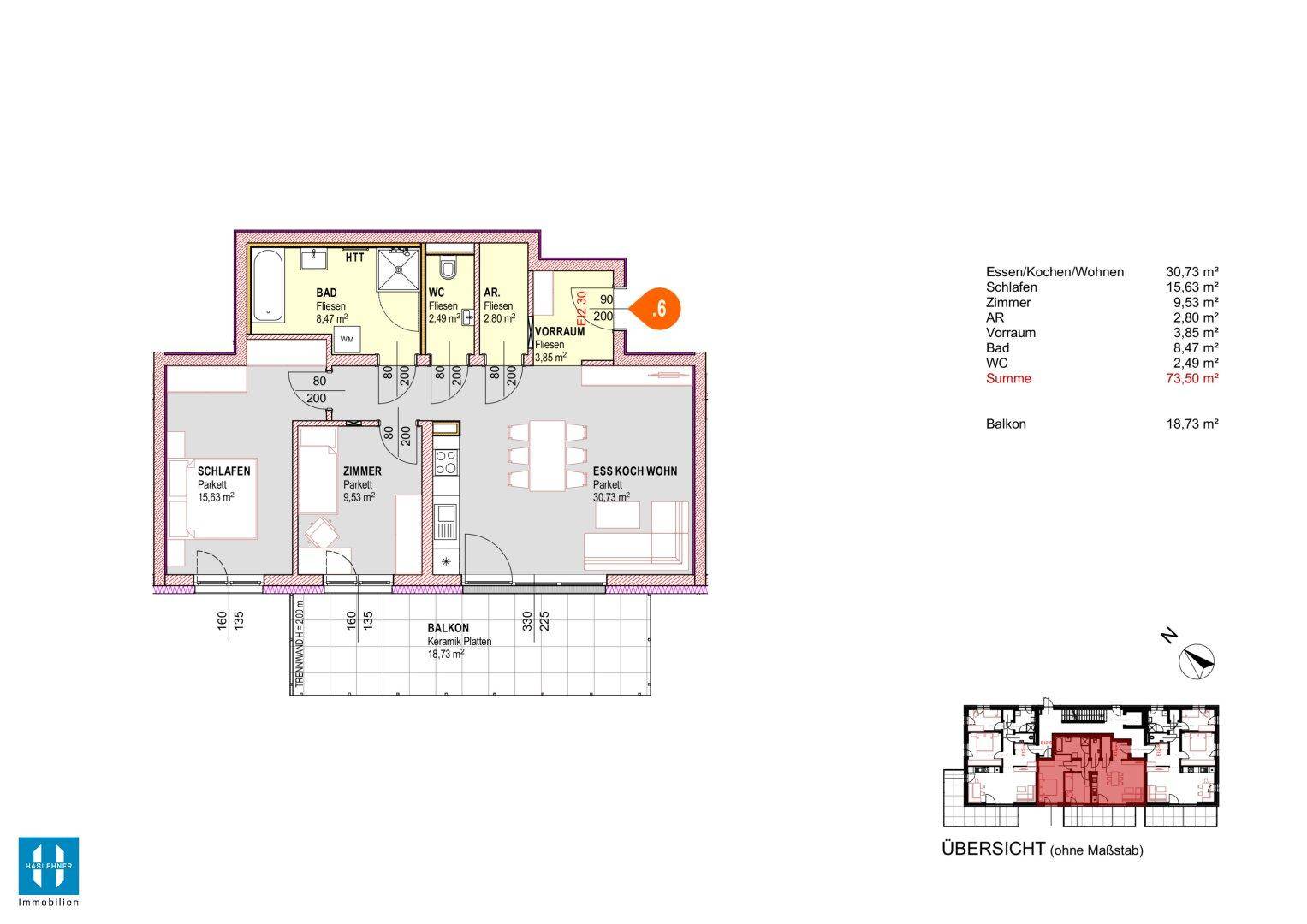 Grundriss einer Wohnung mit offenem Wohnbereich, zwei Schlafzimmern, Bad und Balkon.