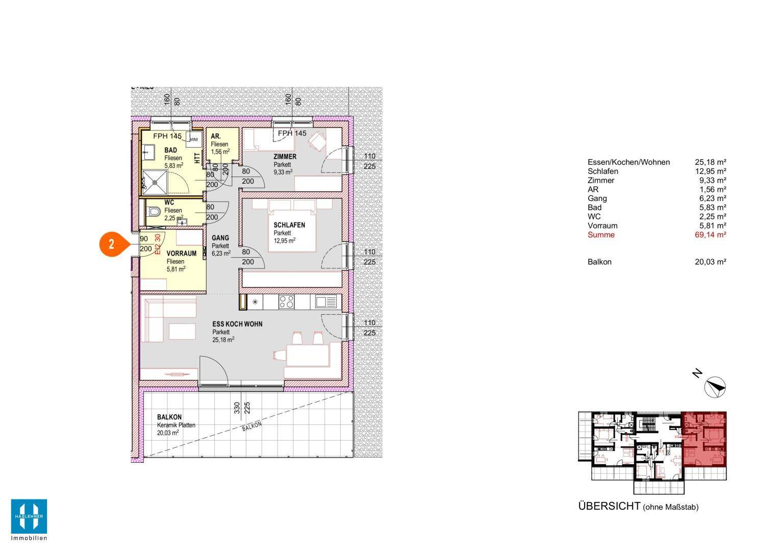 Grundriss einer Obergeschosswohnung mit Balkon und offenem Wohn-Essbereich, inklusive Bad und WC.