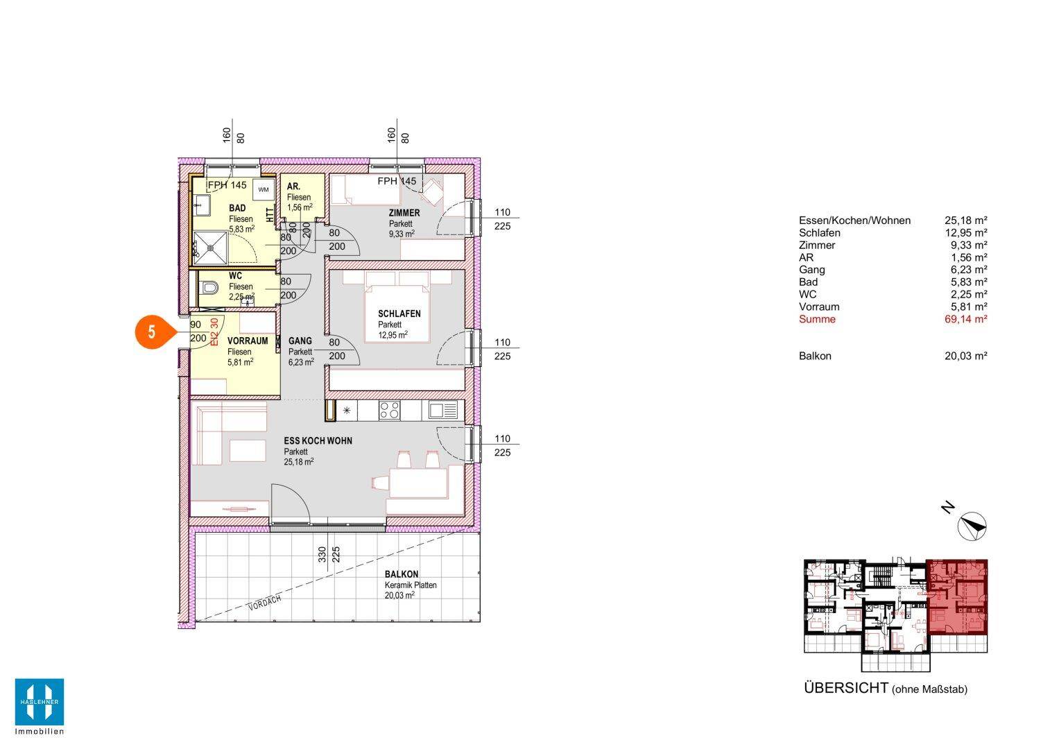 Grundriss einer Obergeschosswohnung mit Balkon und offenem Wohn-Essbereich, inklusive zwei Schlafzimmern.