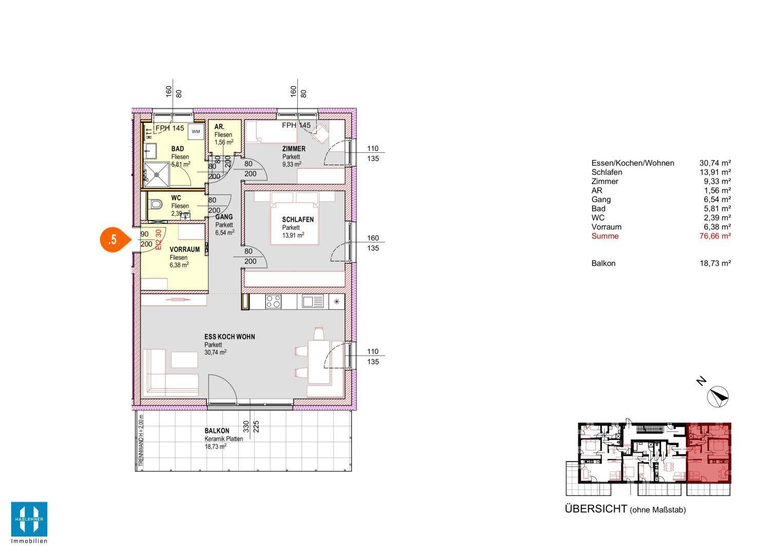 Grundriss einer Obergeschosswohnung mit Balkon und offenem Wohn-Essbereich, inklusive zwei Schlafzimmern.