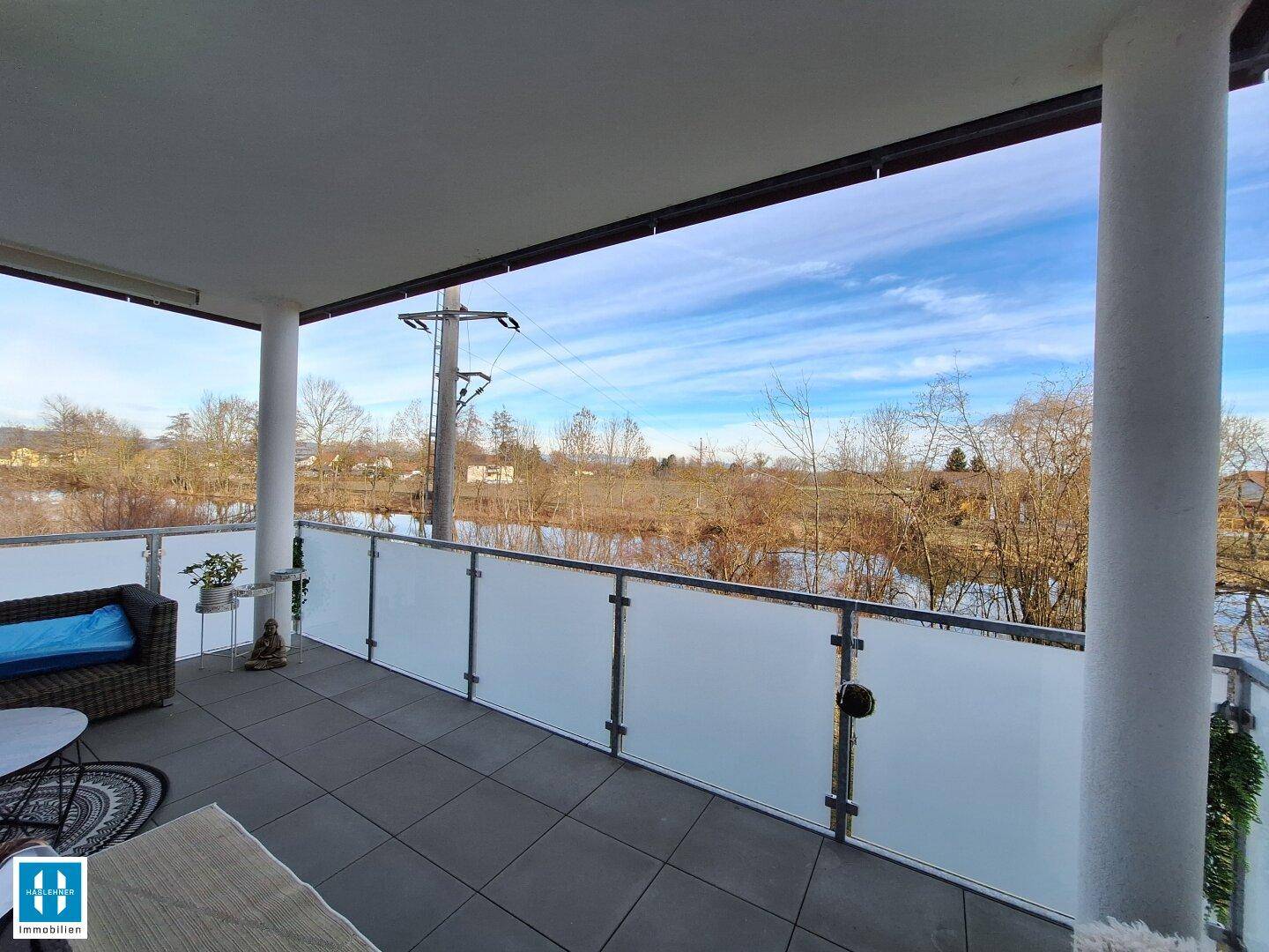 Geräumiger Balkon mit Sitzgelegenheiten und weitem Blick auf die umliegende Landschaft.