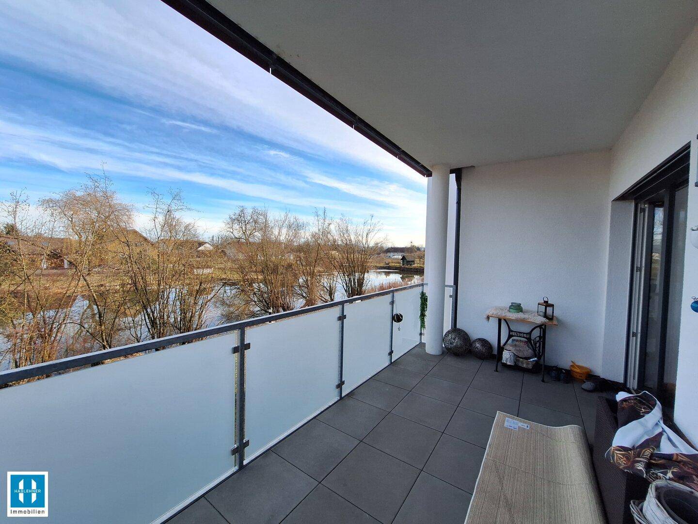 Langer Balkon mit Fliesenboden und weitem Blick über die Naturlandschaft.