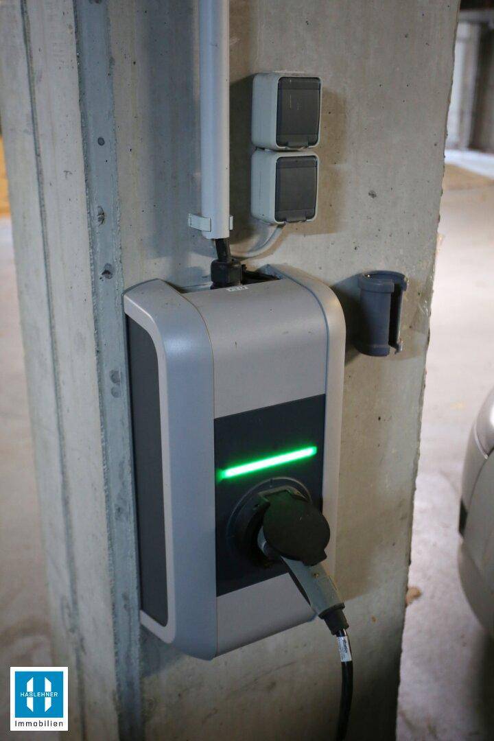 Eine moderne Ladestation für Elektrofahrzeuge ist in der Tiefgarage installiert.