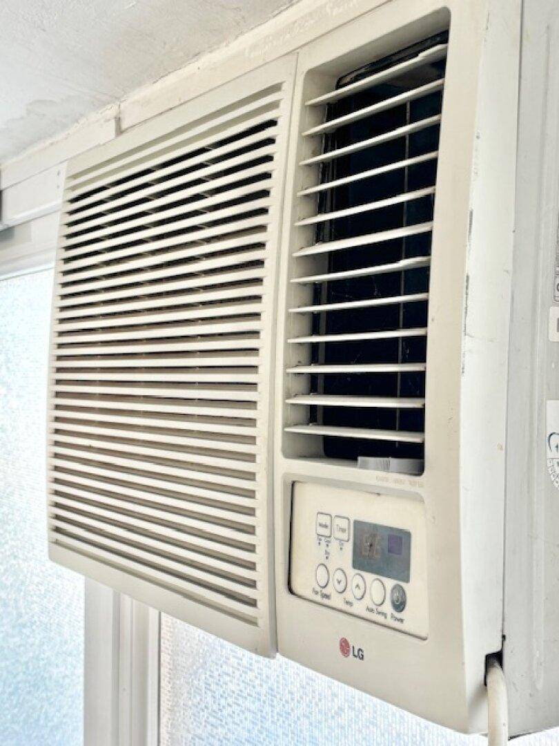 Nahaufnahme einer Fensterklimaanlage der Marke LG, in gutem Zustand.