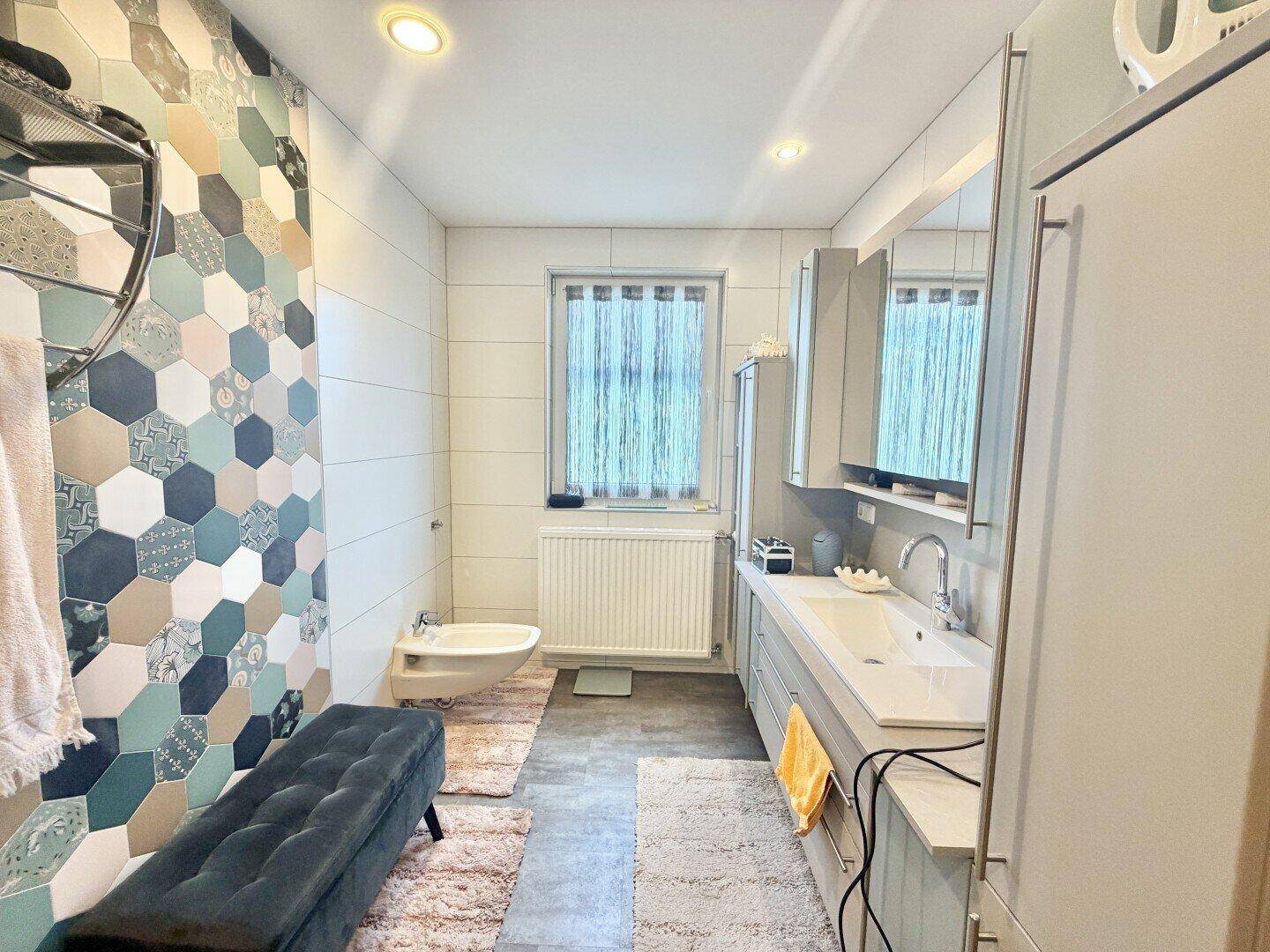 Großzügiges Zweifamilienhaus – 9 Zimmer, Terrasse, Garten, Doppelgarage und 5 Stellplätze! - Ansicht 5