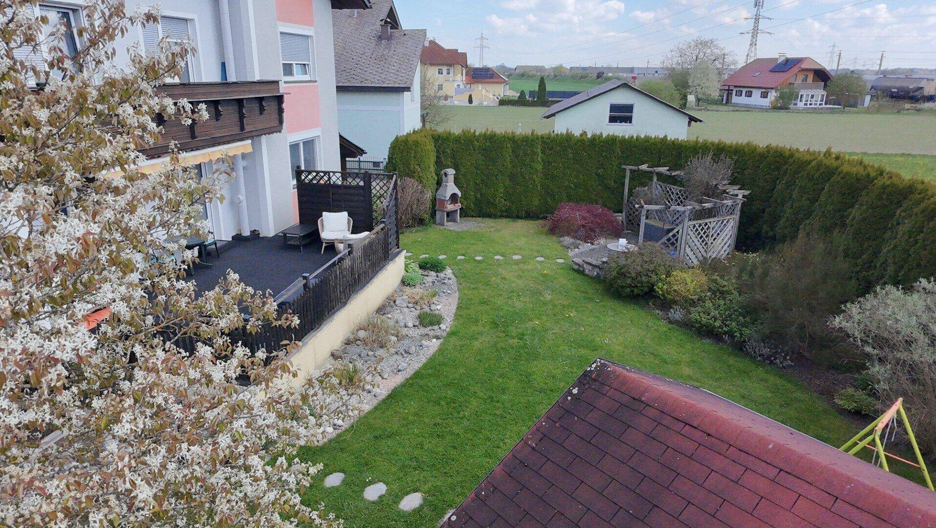 Großzügiges Zweifamilienhaus – 9 Zimmer, Terrasse, Garten, Doppelgarage und 5 Stellplätze! - Mehr