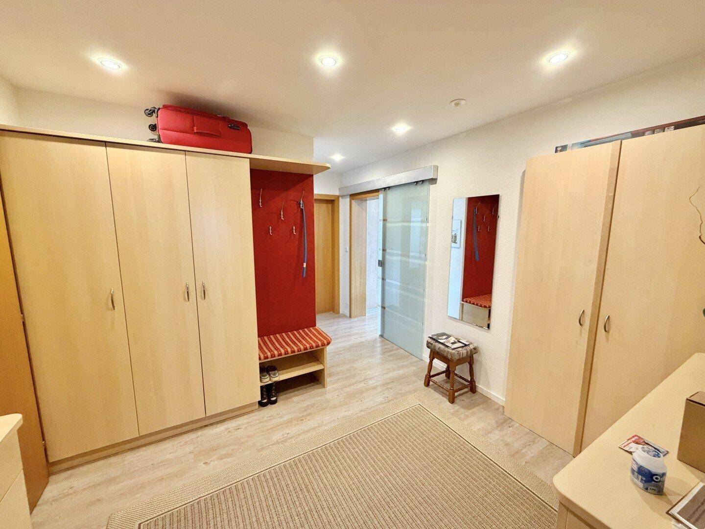 Großzügiges Zweifamilienhaus – 9 Zimmer, Terrasse, Garten, Doppelgarage und 5 Stellplätze! - Ansicht 4