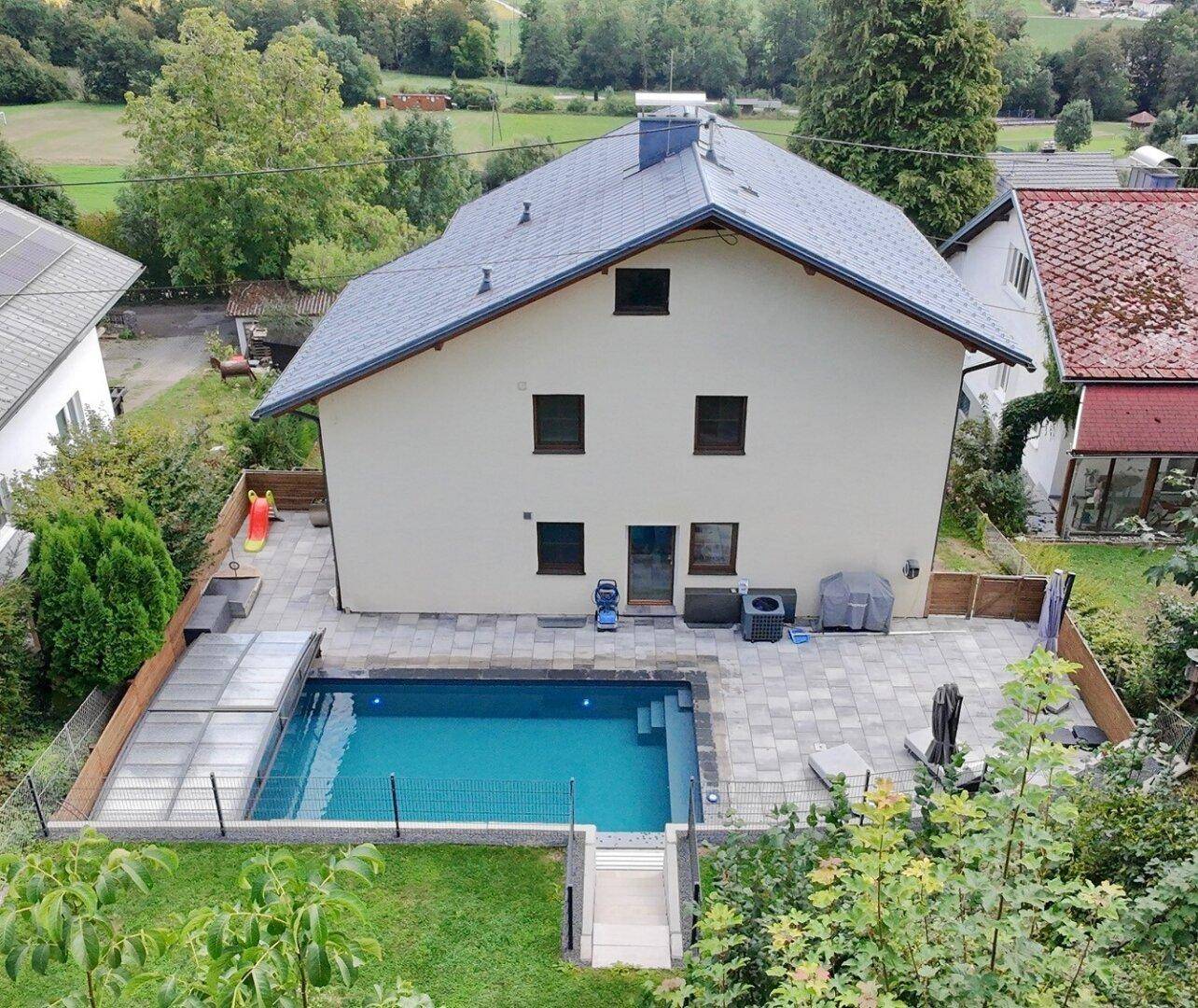Luftaufnahme der Rückseite des Hauses mit Poolbereich und gepflegtem Garten.