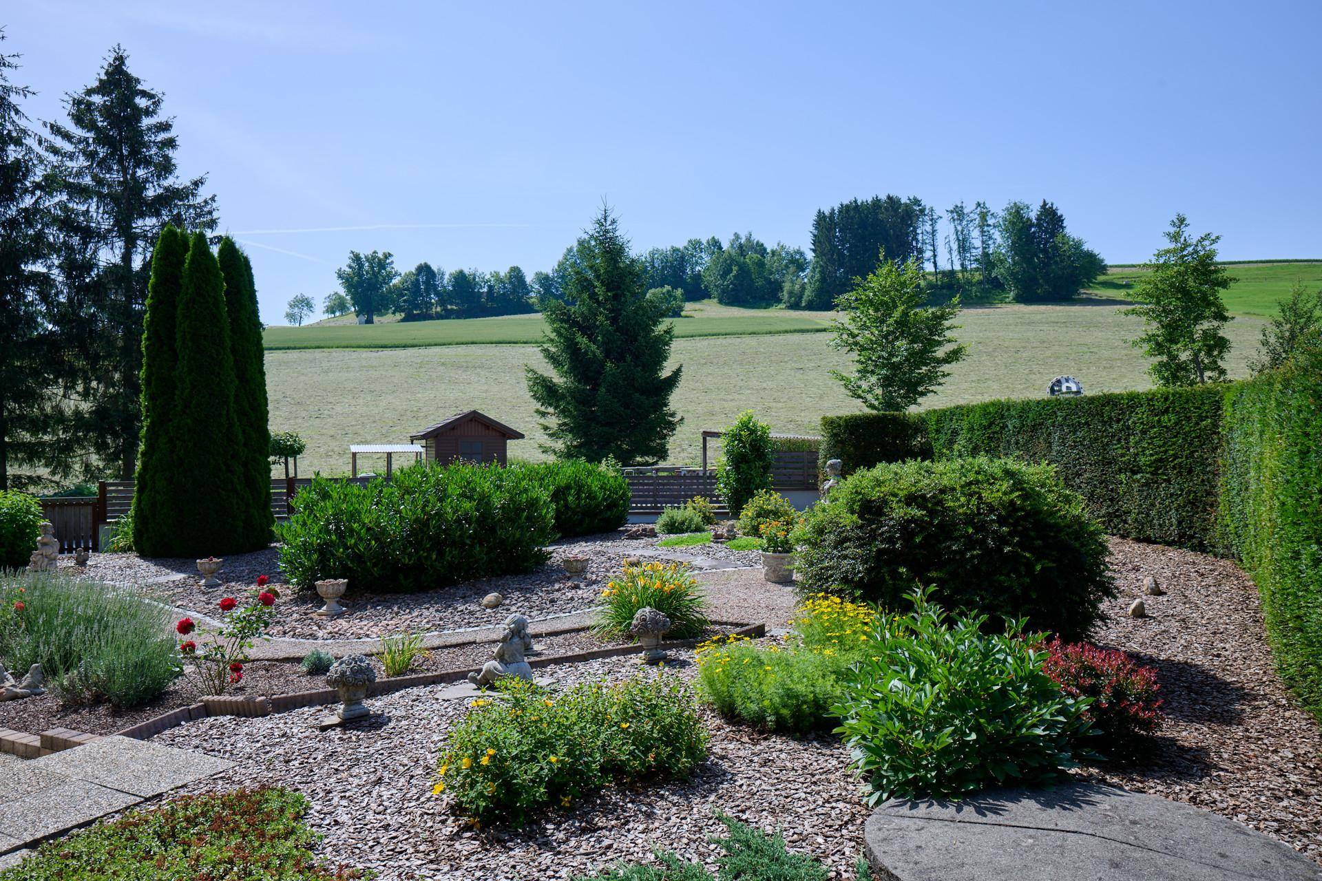 Garten im Sommer