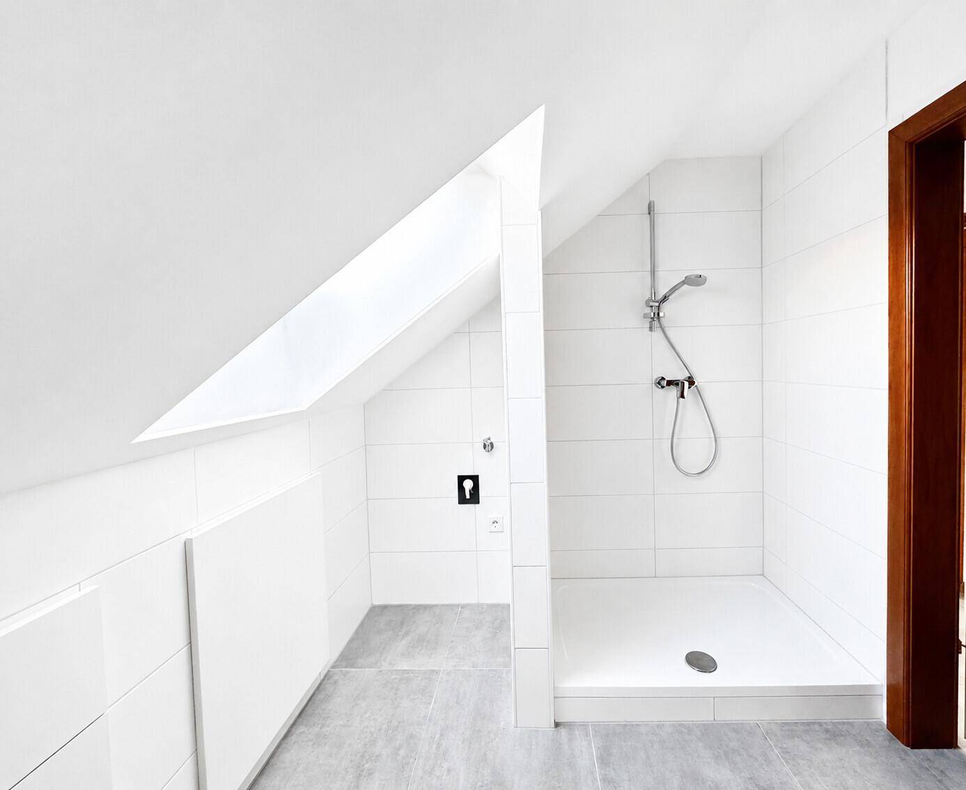 Modernes Badezimmer im Dachgeschoss mit ebenerdiger Dusche und weißen Fliesen.