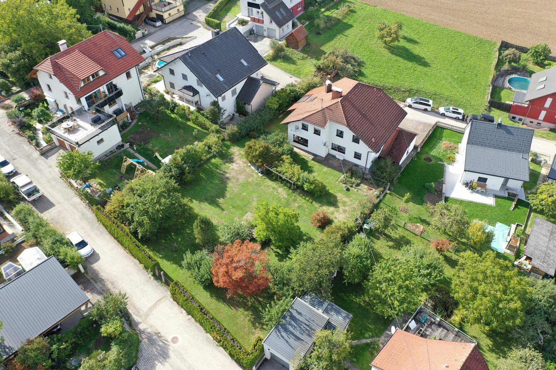 Übersicht des Grundstücks aus der Vogelperspektive mit weitläufigem Garten und angrenzender Natur.