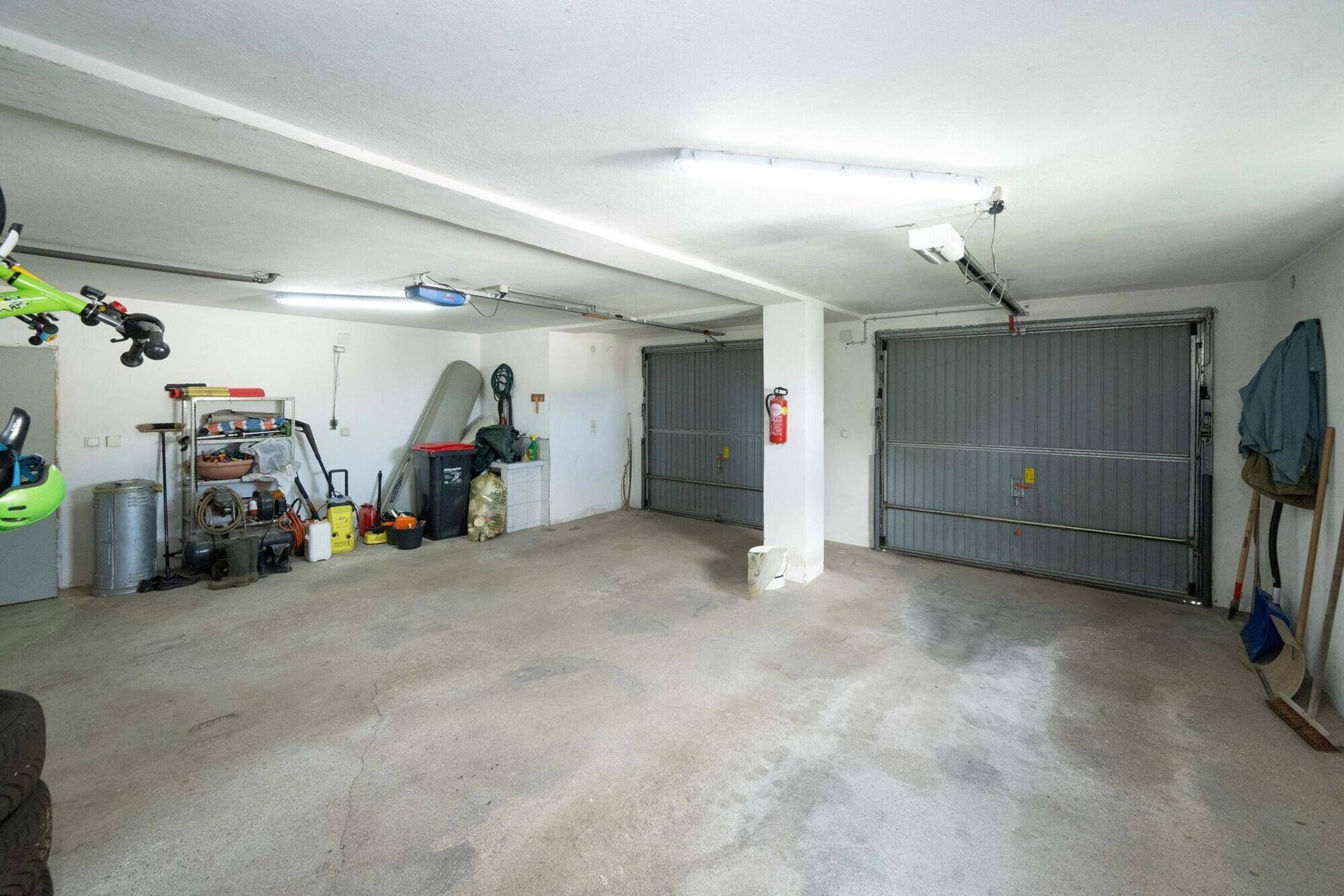 Geräumige Doppelgarage mit ausreichend Platz für Fahrzeuge und Lagerung.