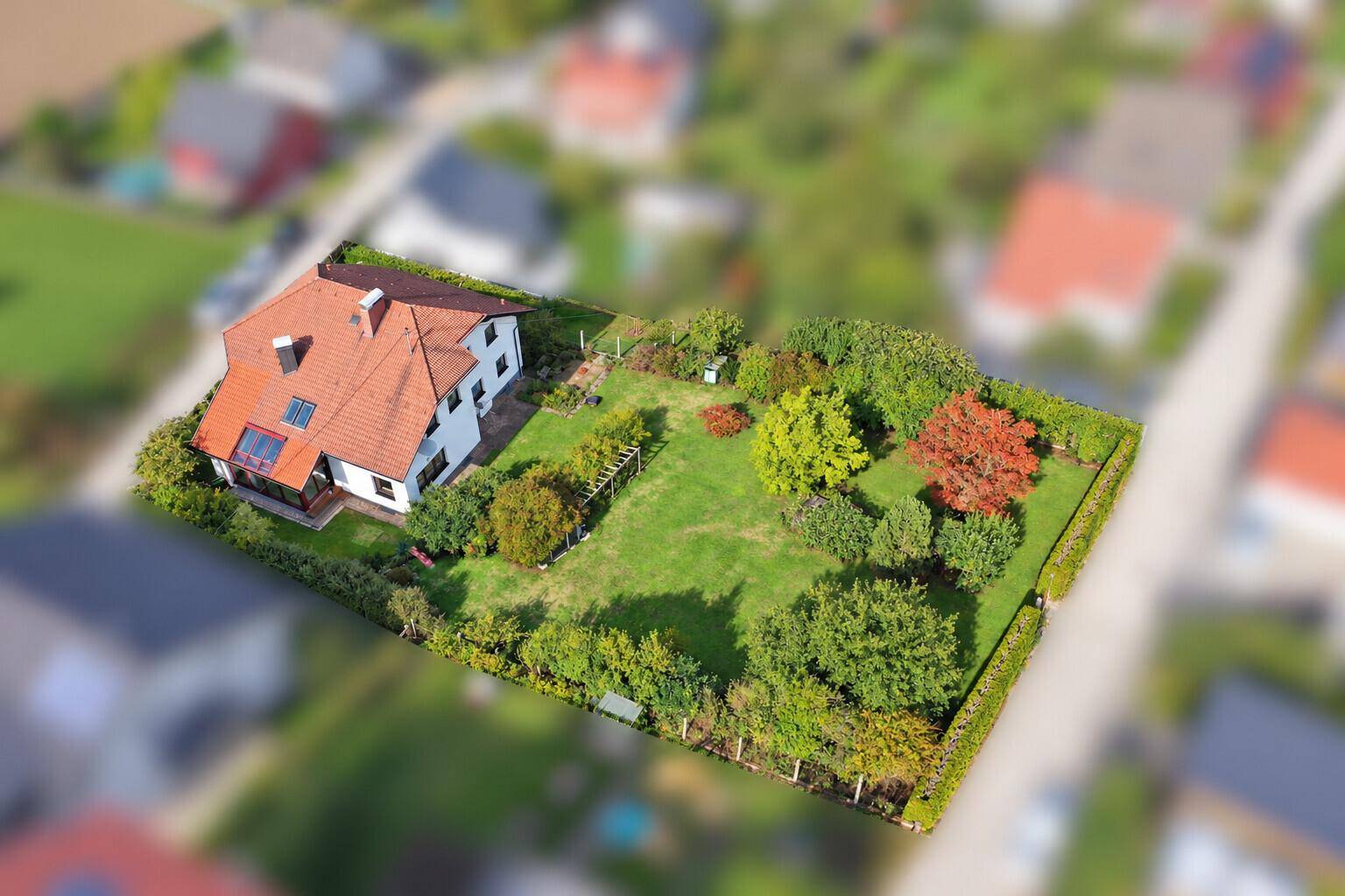 Vogelperspektive des Anwesens mit Einfamilienhaus und großzügigem, gepflegtem Garten.