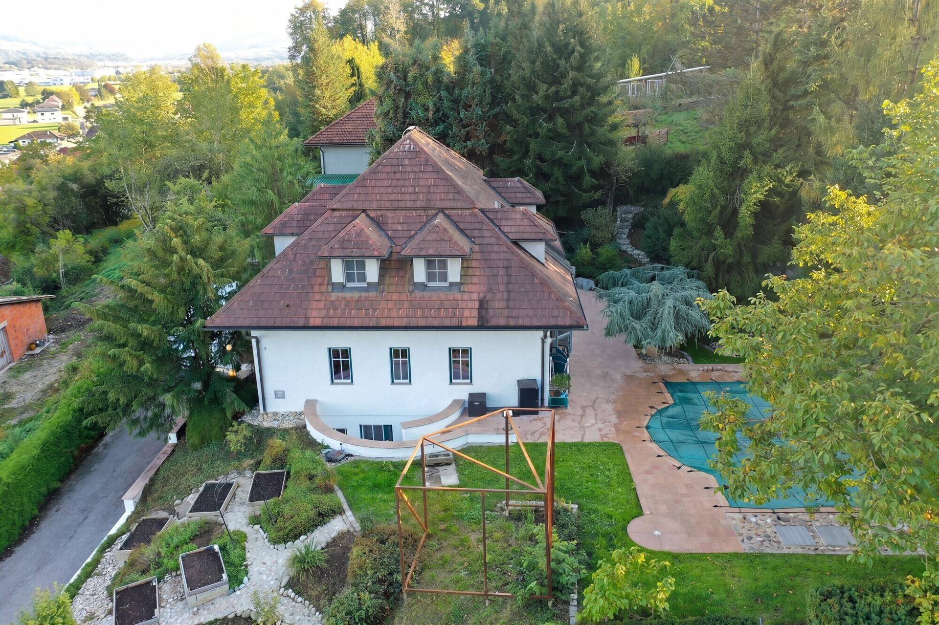 01_Kerschberg3a_Luftaufnahme_Haus_Pool