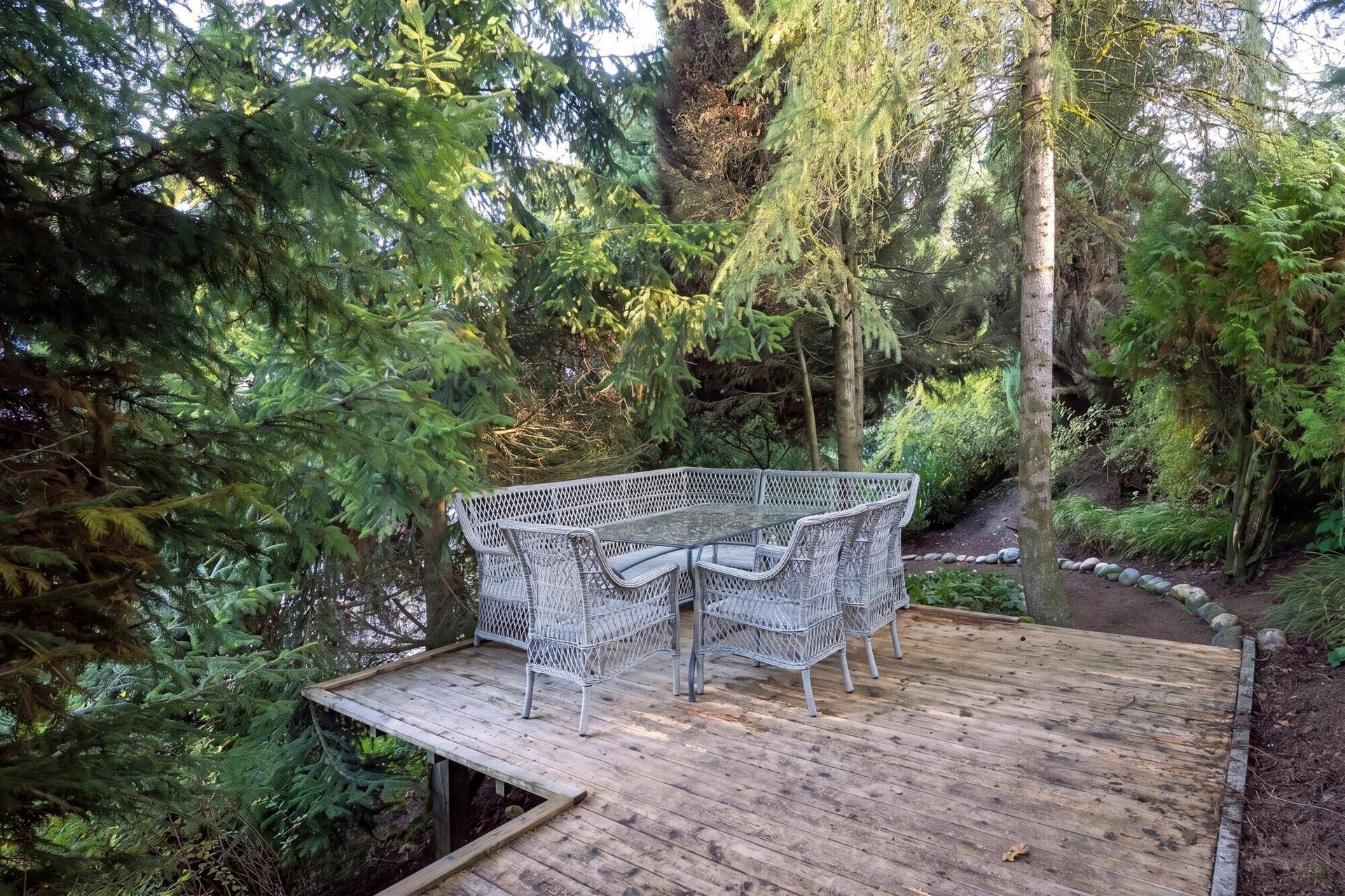 11_Kerschberg3a_Holzdeck_Sitzplatz