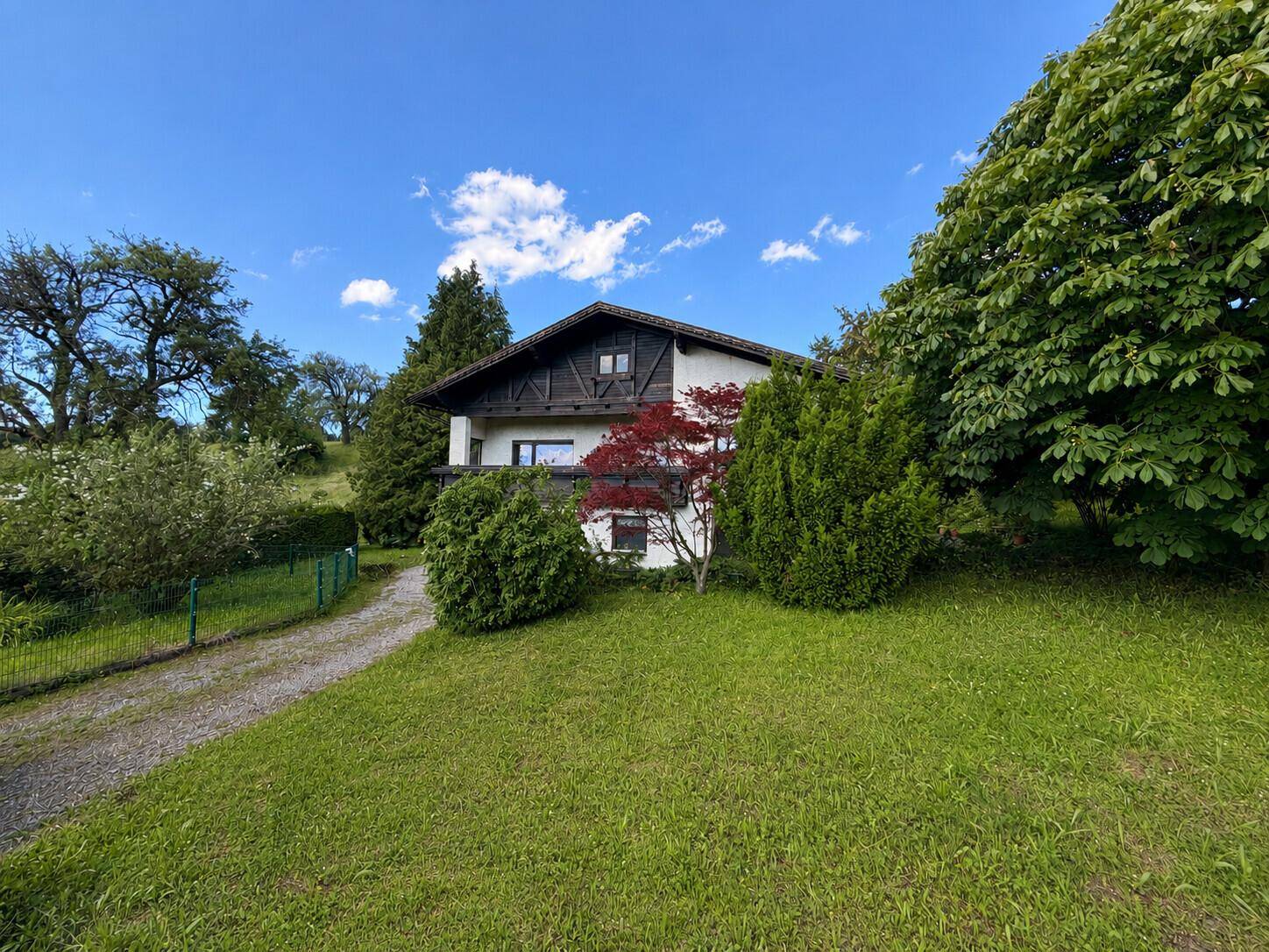 Einfamilienhaus mit Potenzial in St. Ulrich – große Grundstücksfläche, Fernblick und Handlungsbedarf - Widok 2