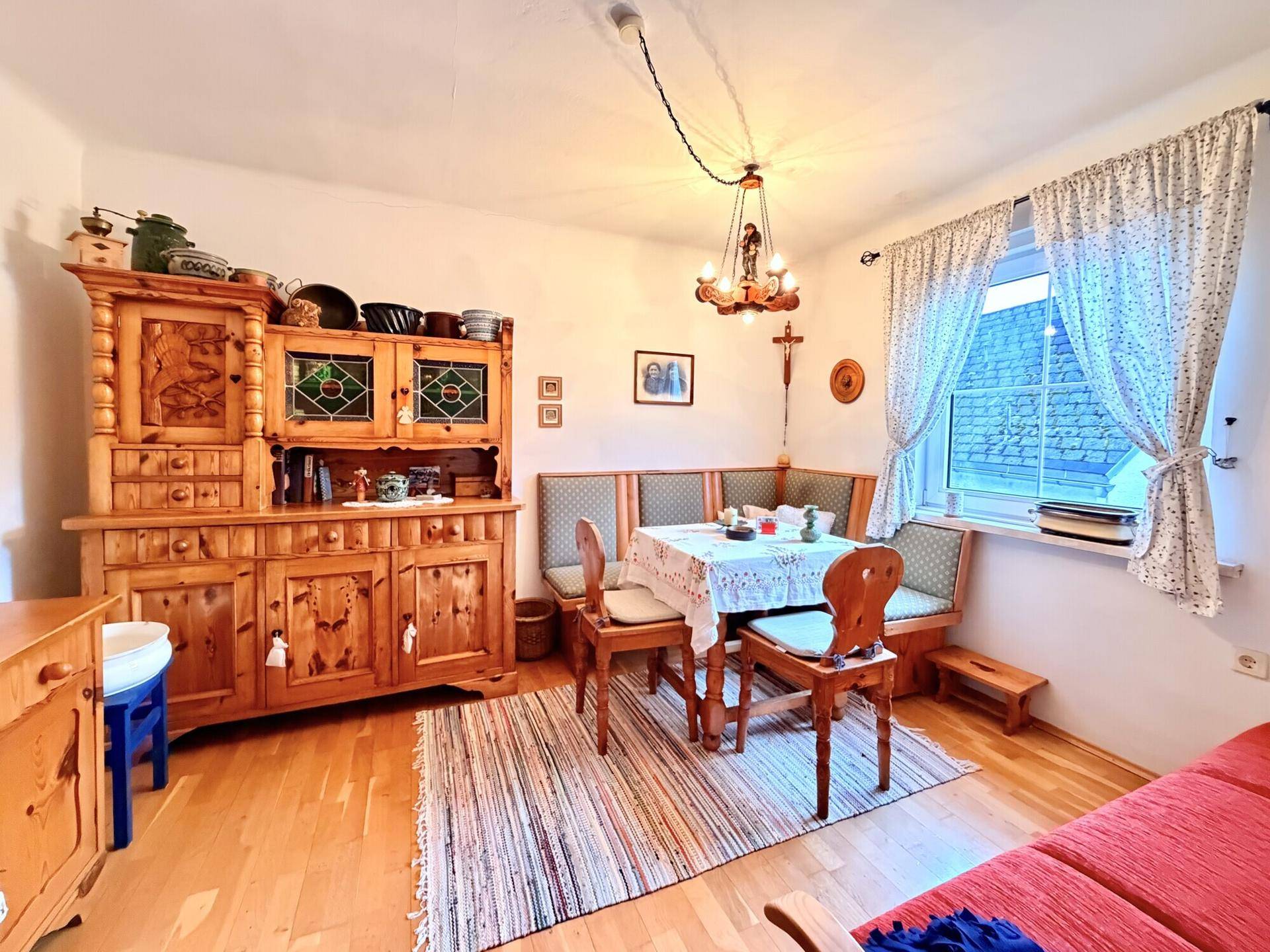 Geräumiger Wohn-Essbereich im traditionellen Stil mit Holzboden und rustikalen Möbeln.
