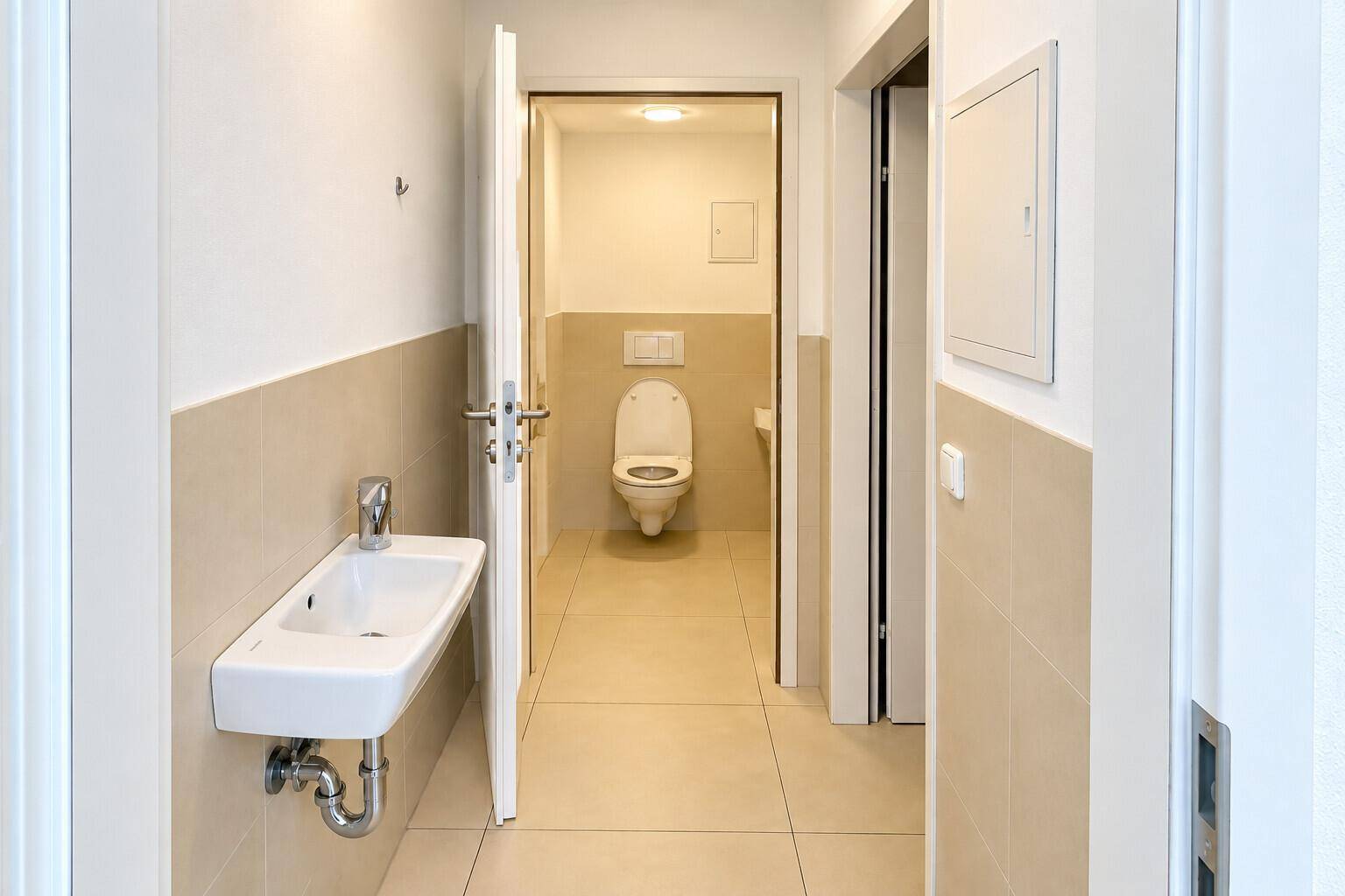 Helles Gäste-WC mit modernem Waschbecken und Toilette, in einem sauberen und funktionalen Zustand.